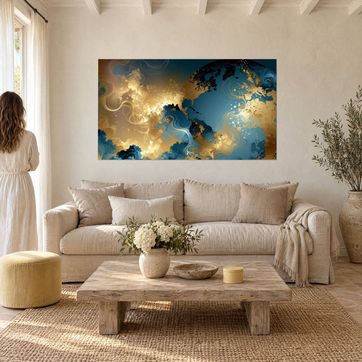 Tableau globe terrestre bleu et doré, continents éclatés et volutes fumées, une femme de dos, au-dessus d'un canapé dans un salon lumineux