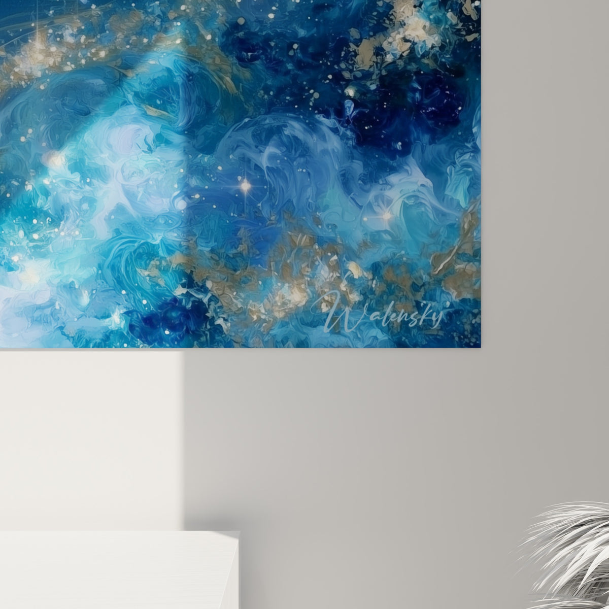 Empâtements bleu marine et coulures dorées se mêlant en volutes fines sur la toile de la planète