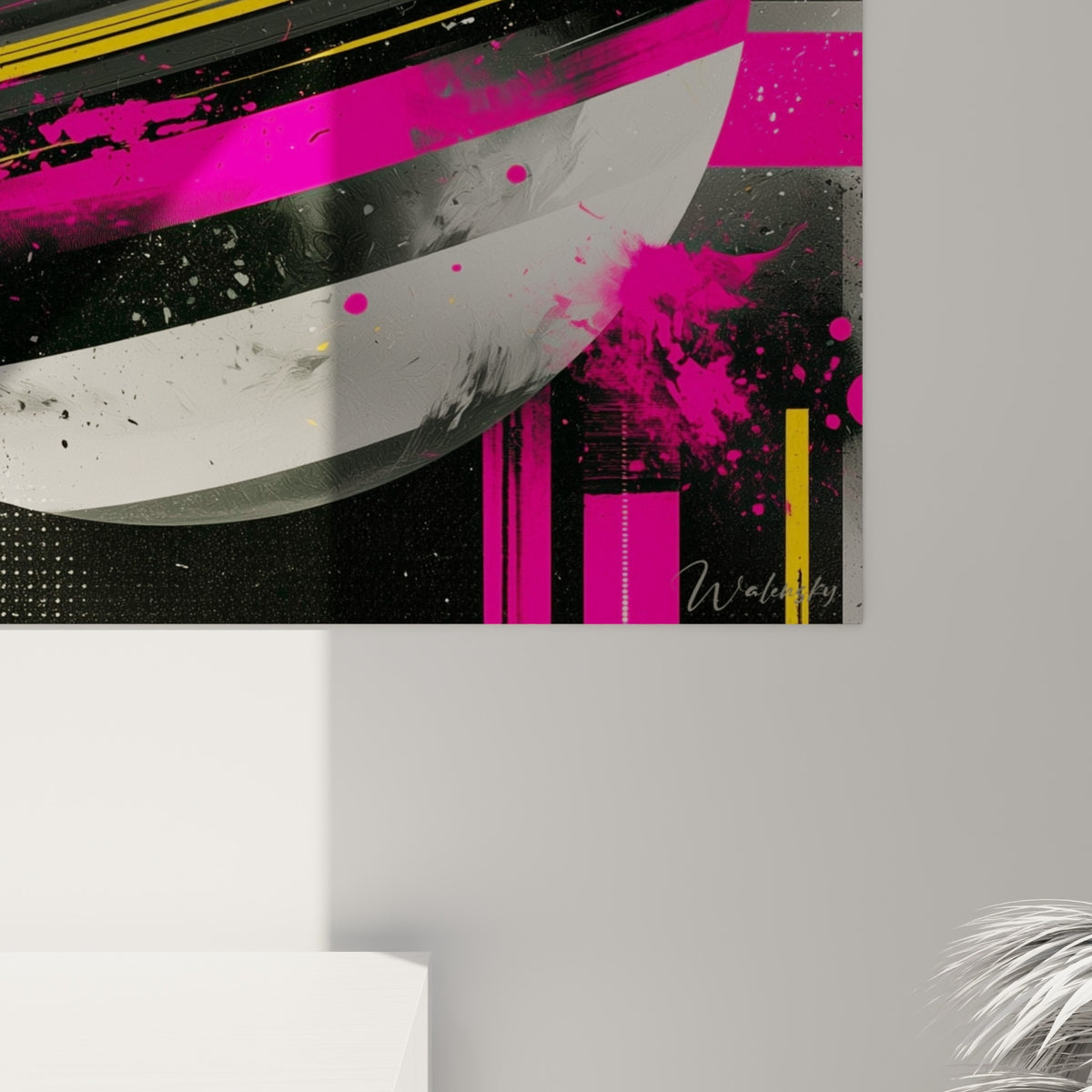 Empâtements gris et coulures fuchsia se mêlant aux fines lignes jaune moutarde sur la texture de la toile