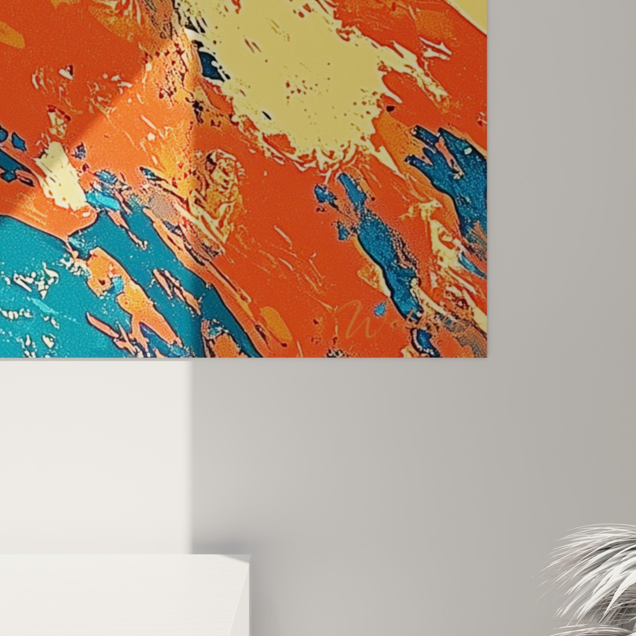 Empâtements et coulures de peinture jaune, orange et bleu pétrole visibles en détail sur la toile accrochée