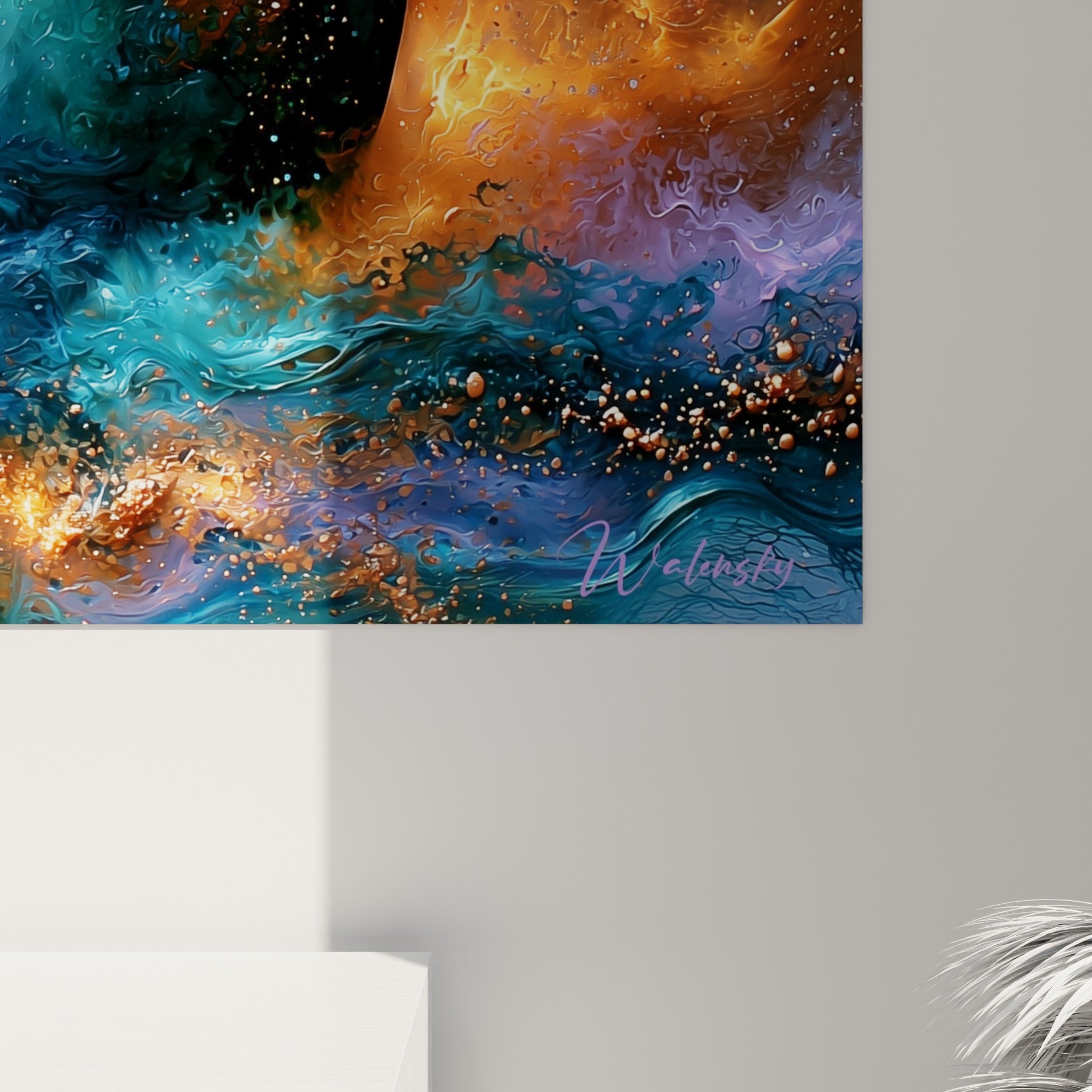 Empâtements dorés et coulures turquoise se mêlant sur la surface texturée du tableau planète