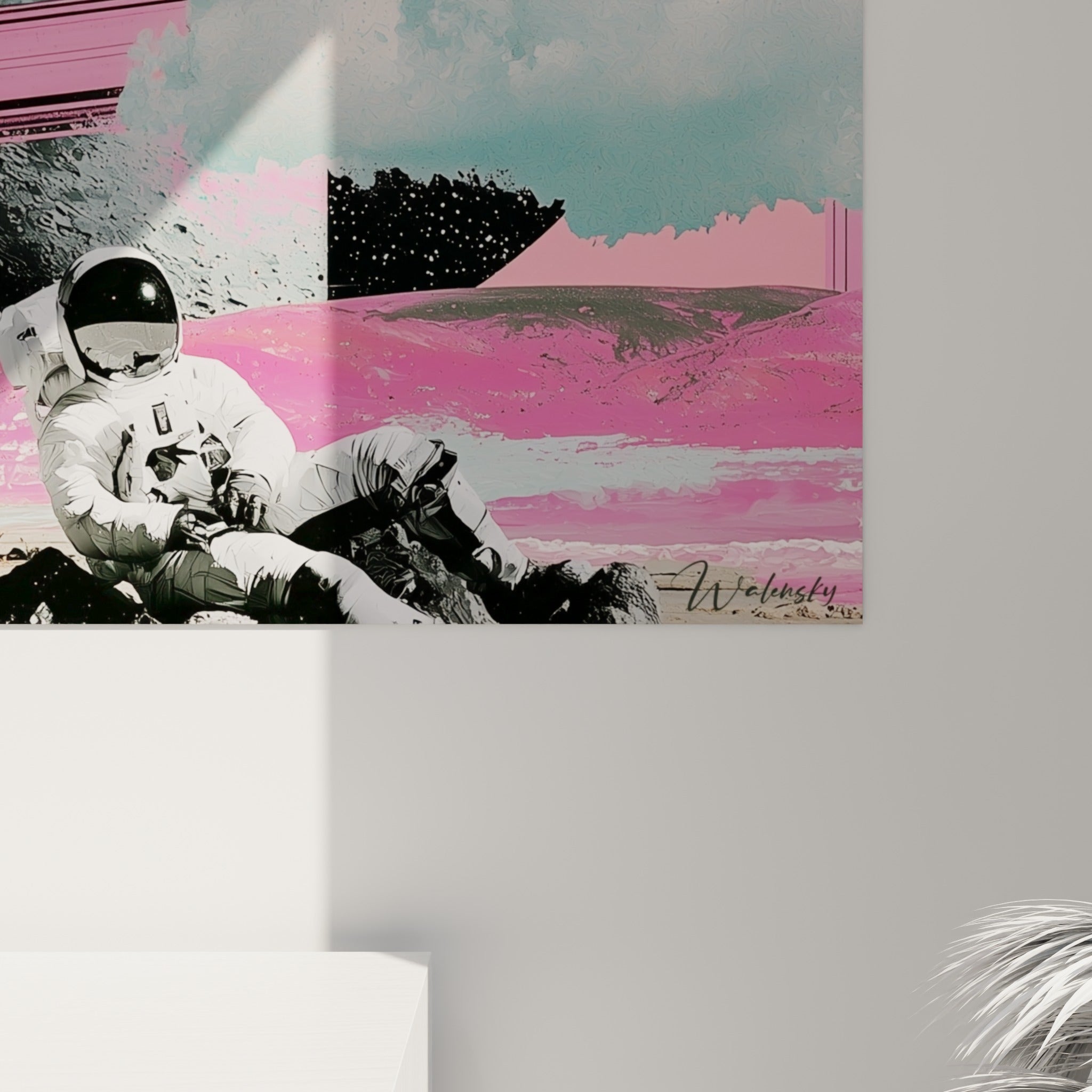 Empâtements roses et gris texturés révélant les cratères et nuages pastel de cette œuvre collage cosmique