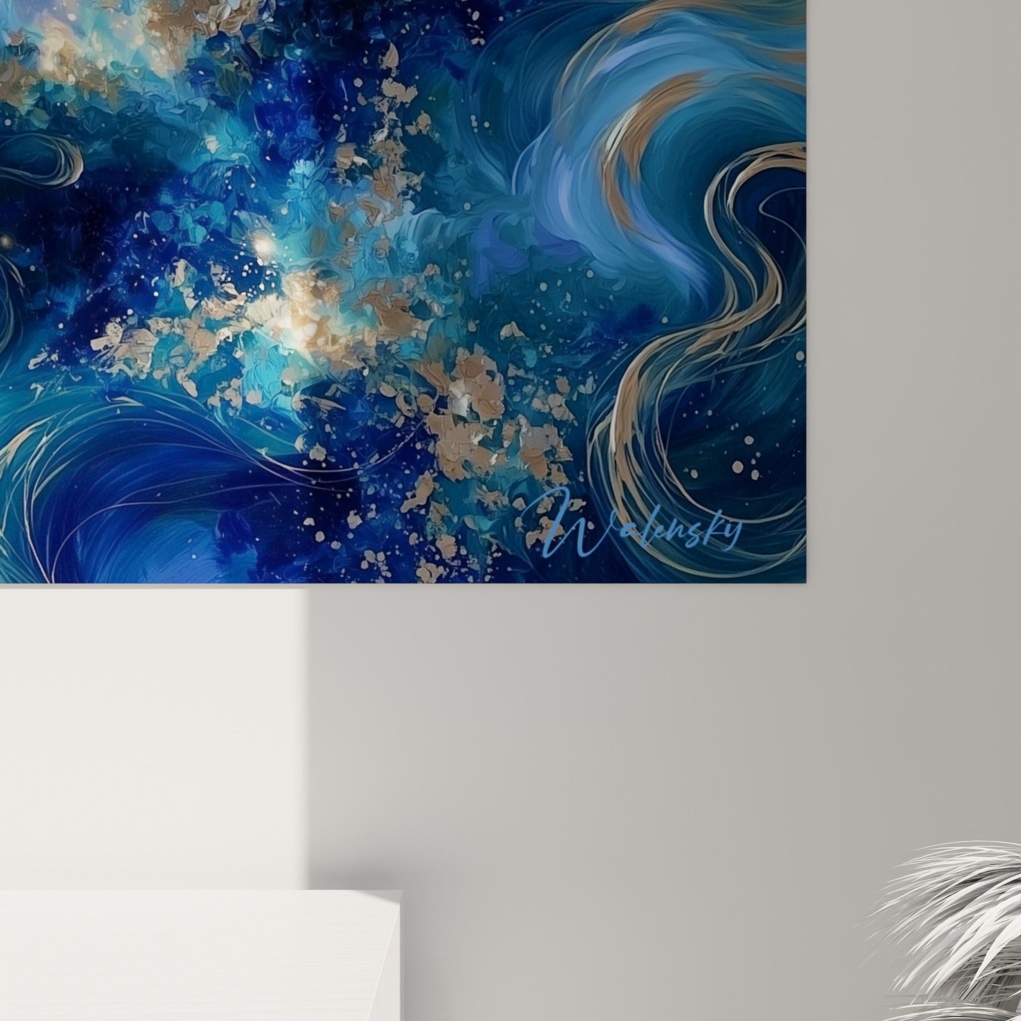 Détail des empâtements dorés et bleus scintillants formant la texture stellaire de la toile Planète
