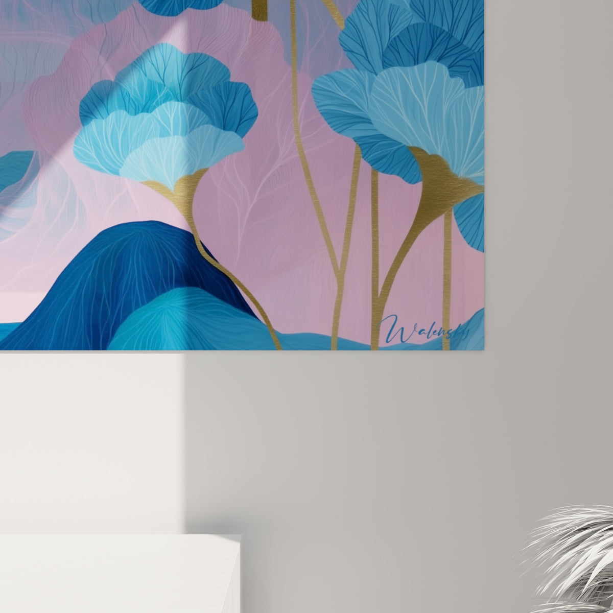 Détail des pétales bleu ciel veinés et des éclats dorés granuleux sur la toile de la planète marbrée