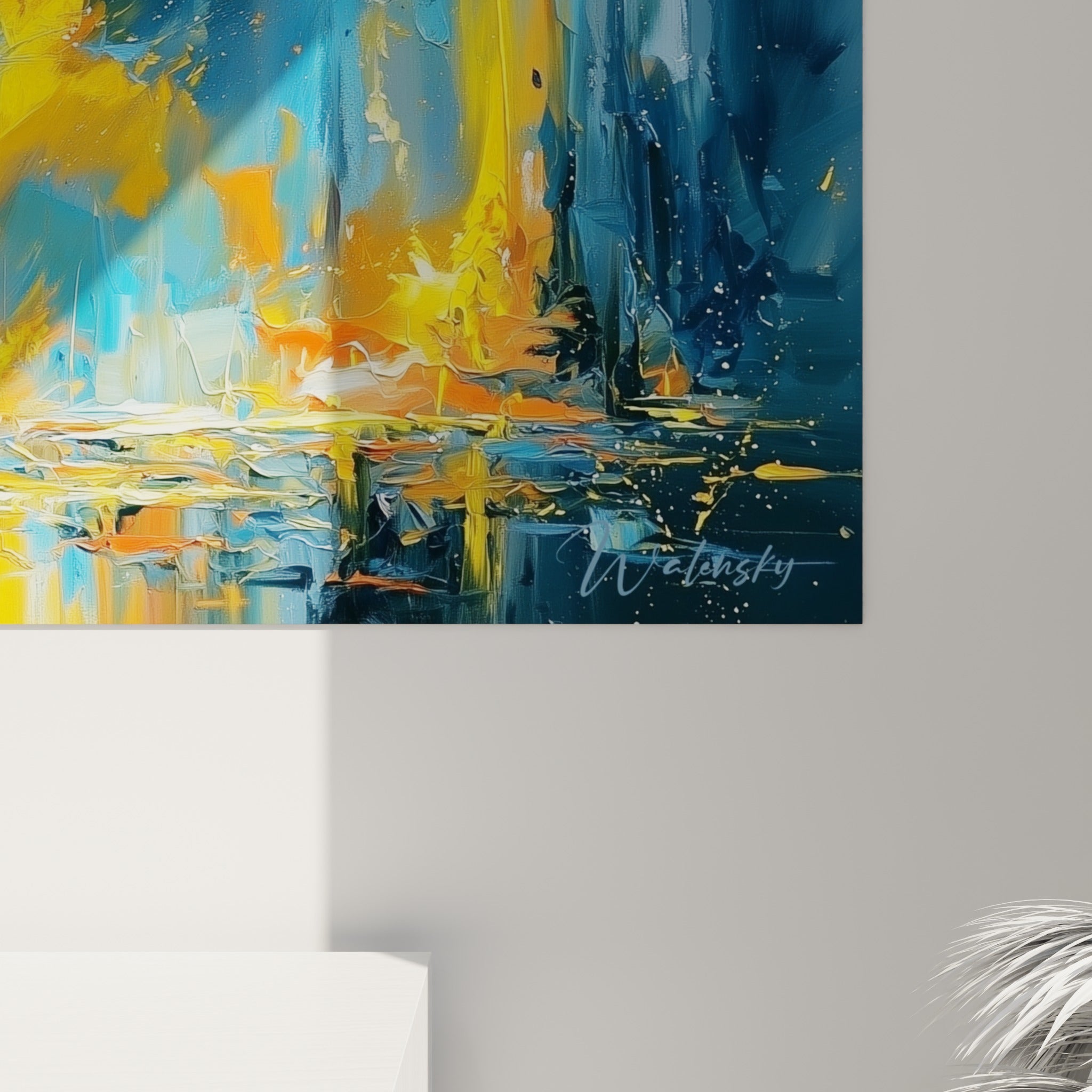 Matière épaisse et coulures orangées se mêlant au bleu profond sur la surface texturée de la toile