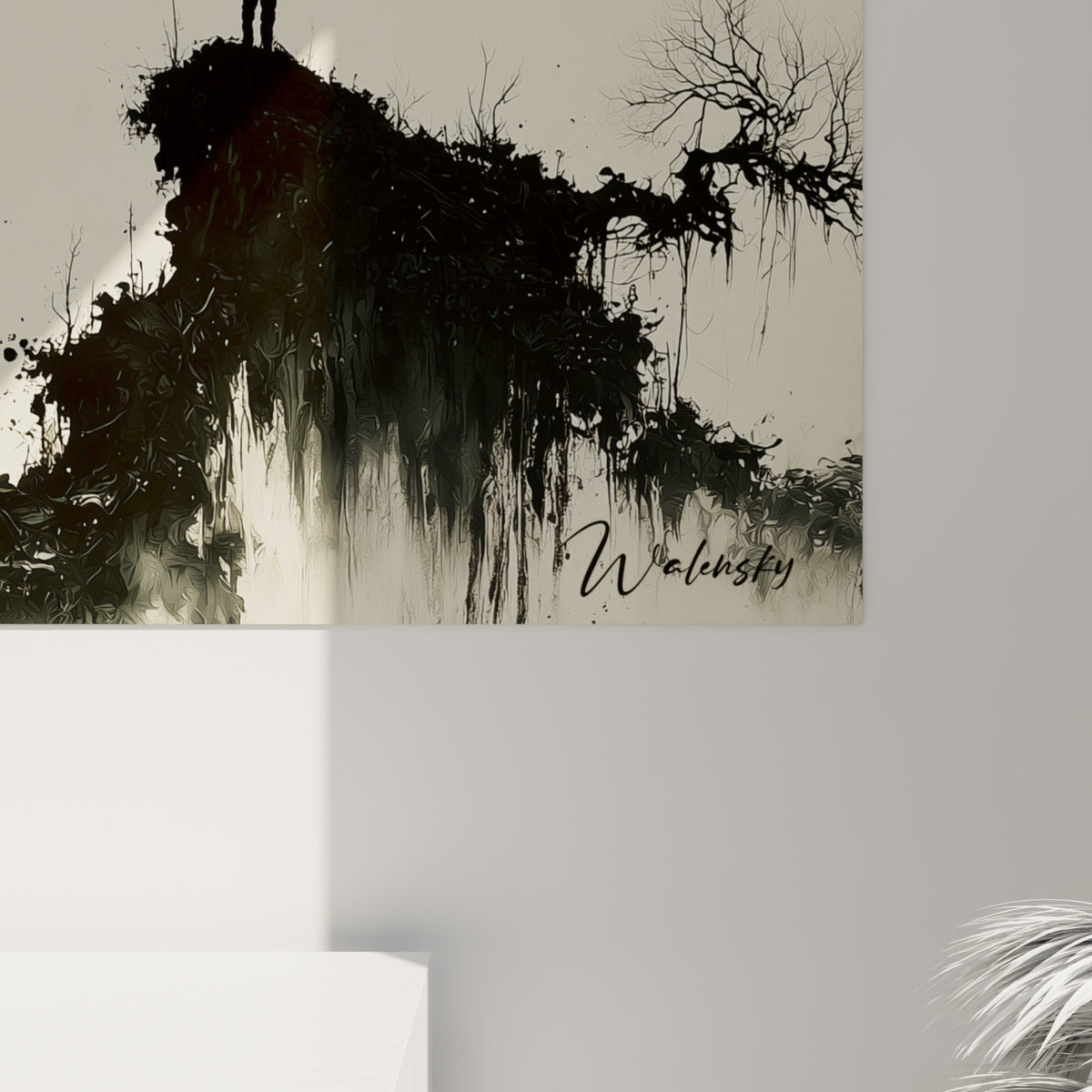 Coulures d'encre noire et grain beige sablé visibles en gros plan sur la surface de la toile accrochée