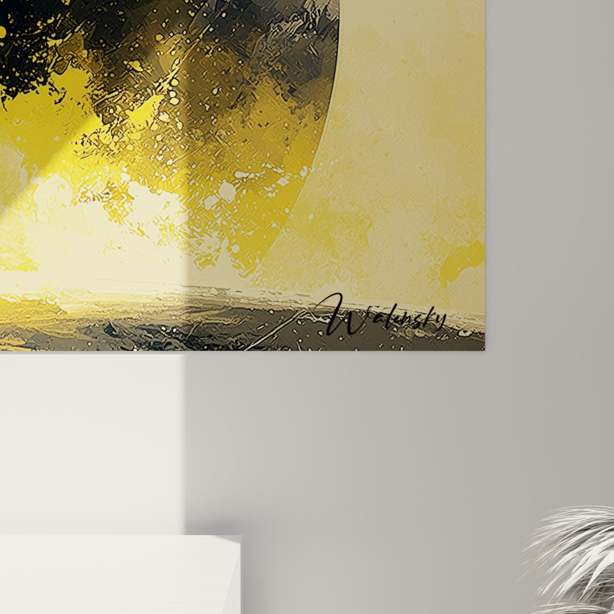 Matière granuleuse noire et jaune se mêlant en coulures, détail rapproché du tableau Planète accroché au mur
