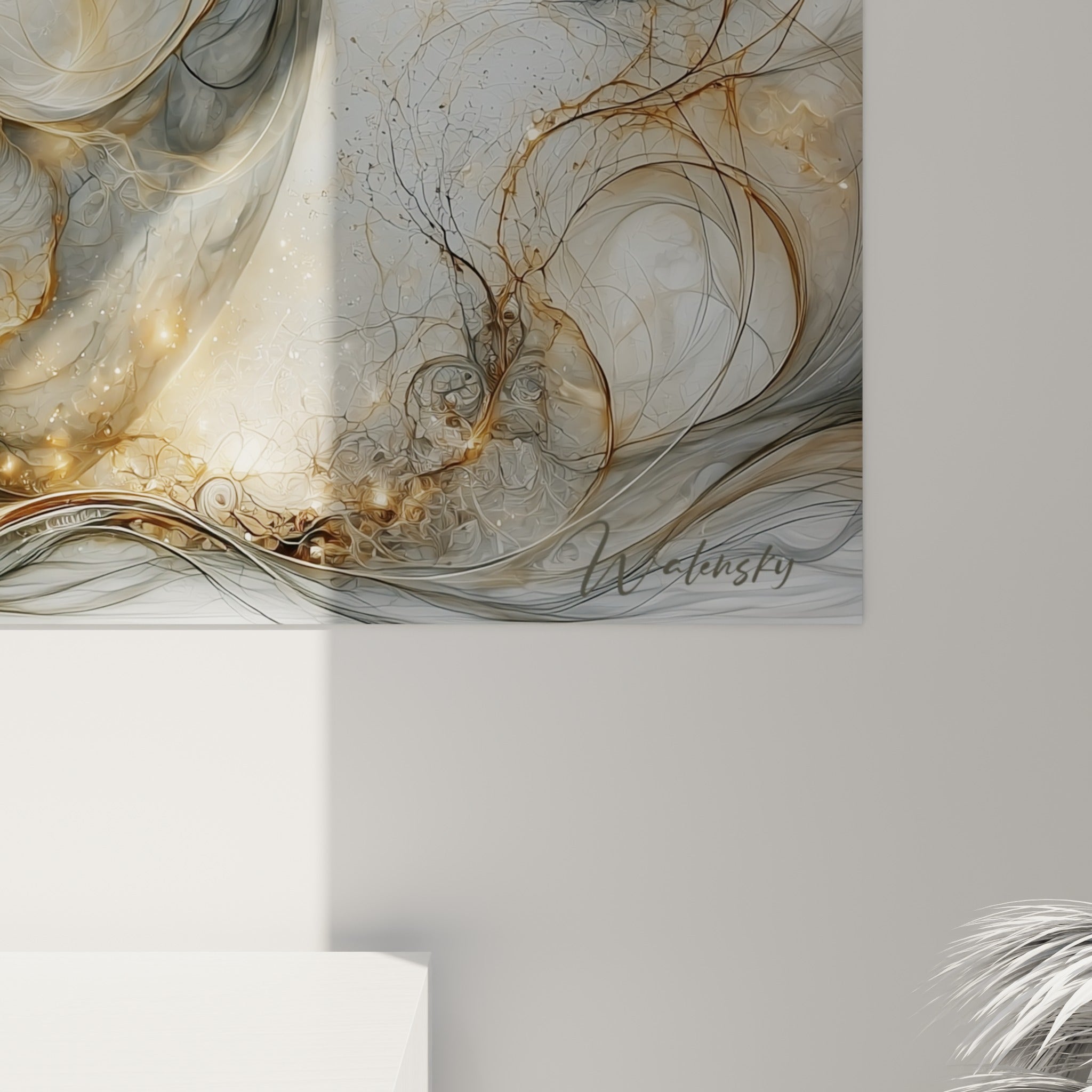 Détail des veines dorées et grises entrelacées, grain fin et éclats lumineux visibles sur la toile