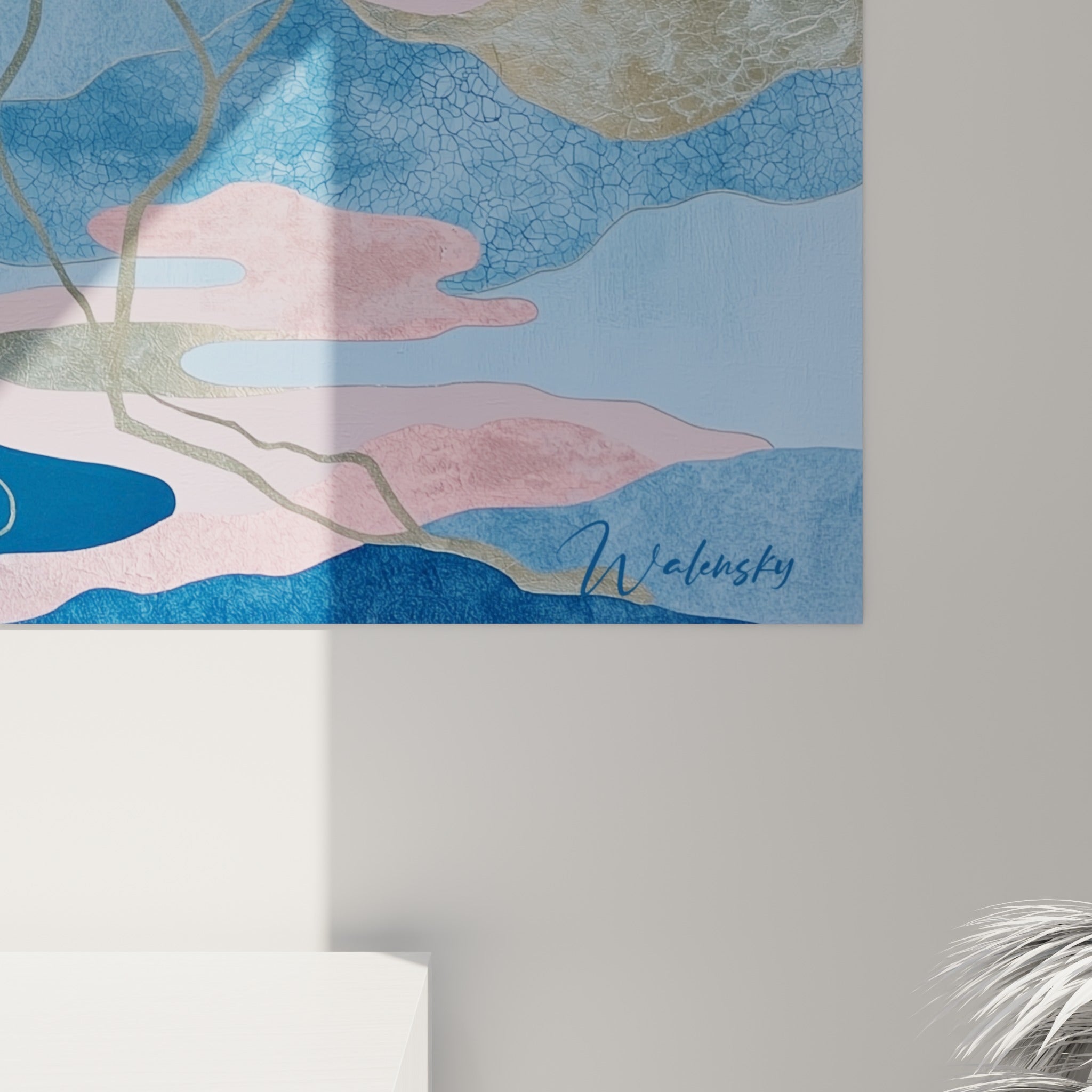 Grain marbré et filets dorés visibles de près sur le tableau Planète, entre bleu profond et rose poudré