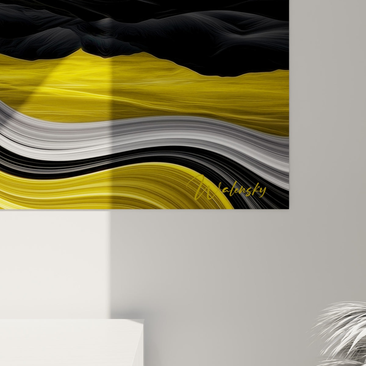Empâtements dorés et grain anthracite se mêlent aux touches violettes sur cette toile Planète accrochée