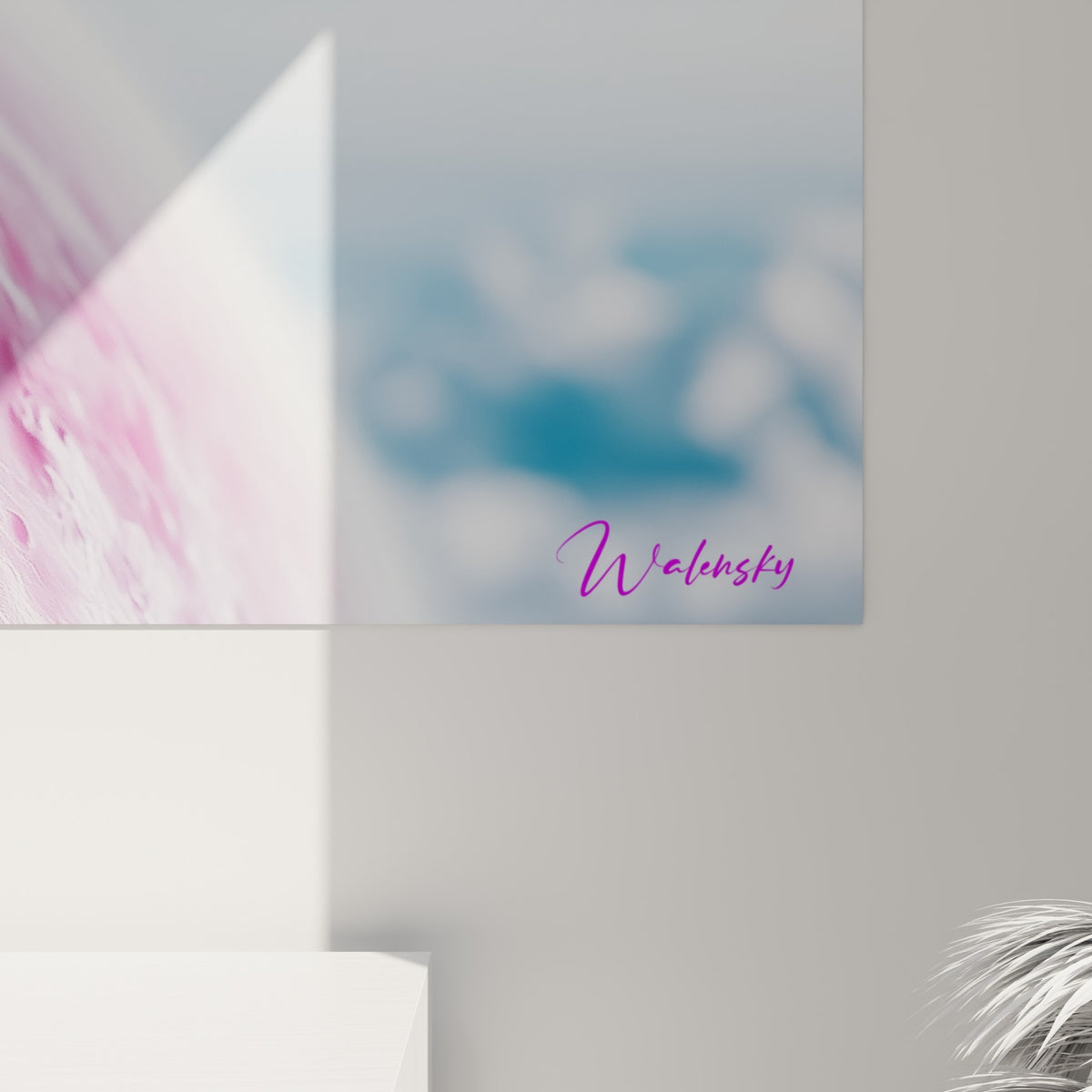 Détail de la surface rouge grenat et bleu nuit, grain minéral et coulures roses visibles de près