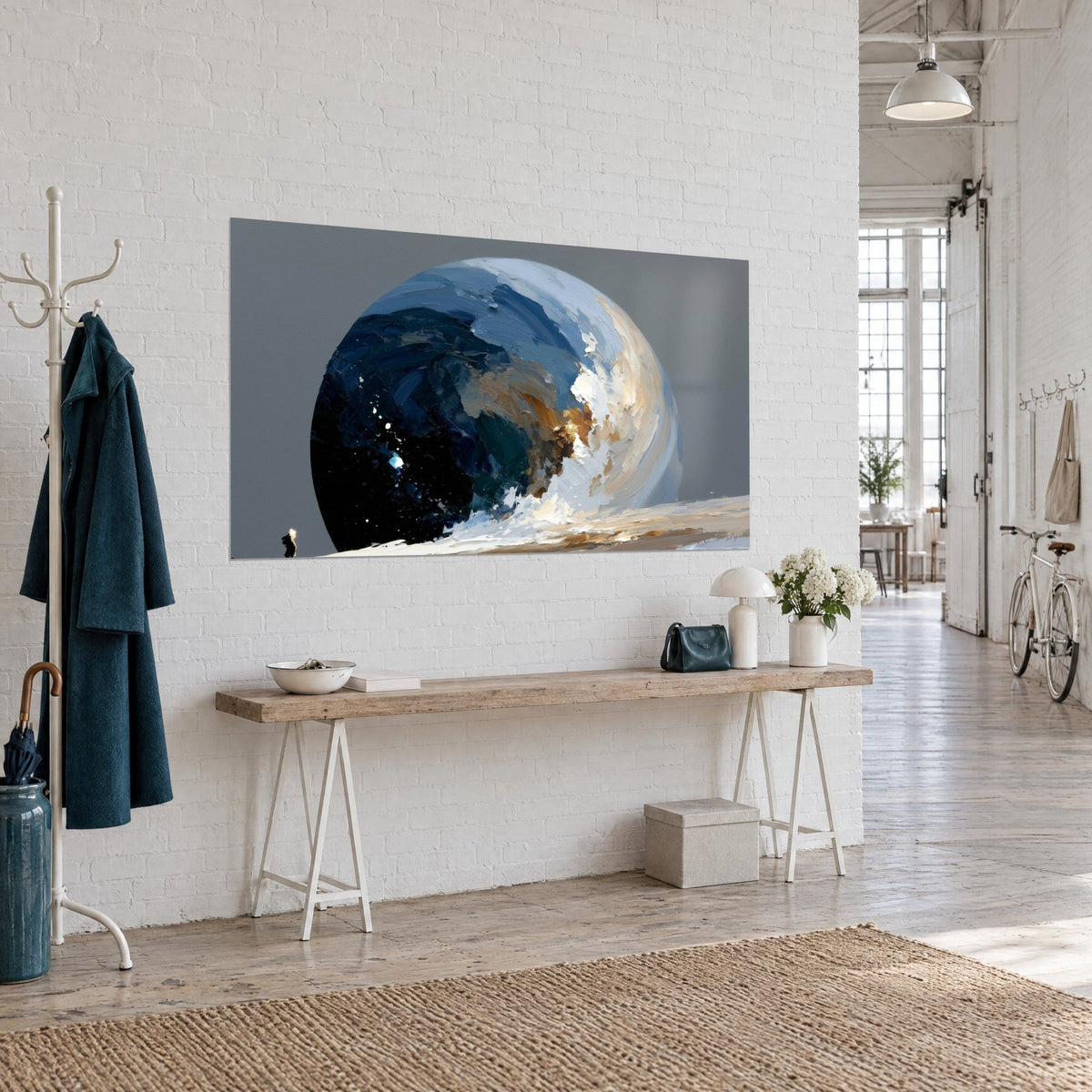 Tableau planète géante aux coups de spatule marine et ocre, silhouette à la lanterne en bas, vue de trois-quarts dans un loft