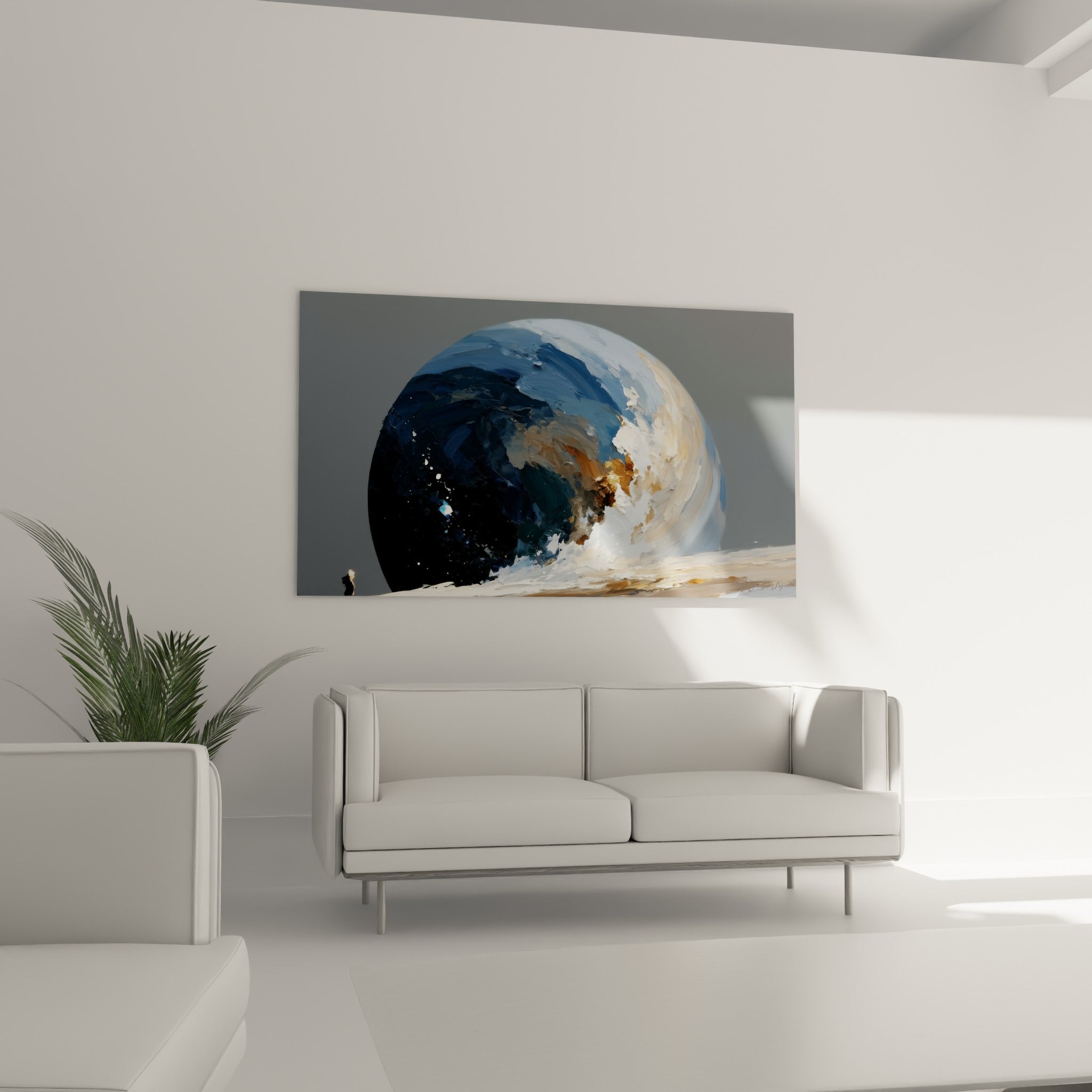 Masse céleste bleu marine et ocre texturée, disposée au-dessus d'un canapé dans un salon lumineux.