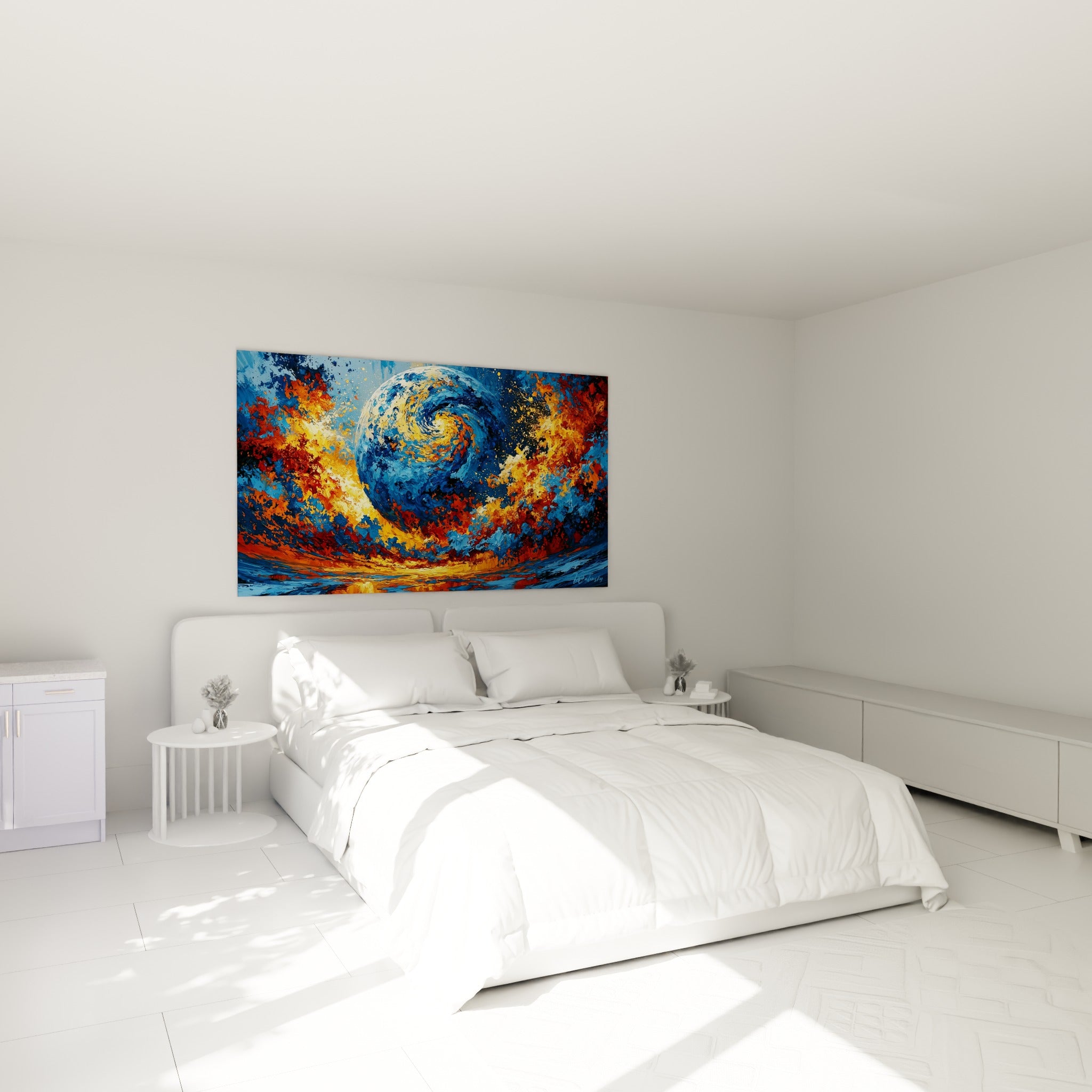 Sphère cosmique bleue et orange en tourbillon, œuvre Planète accrochée au-dessus d'un lit dans une chambre claire
