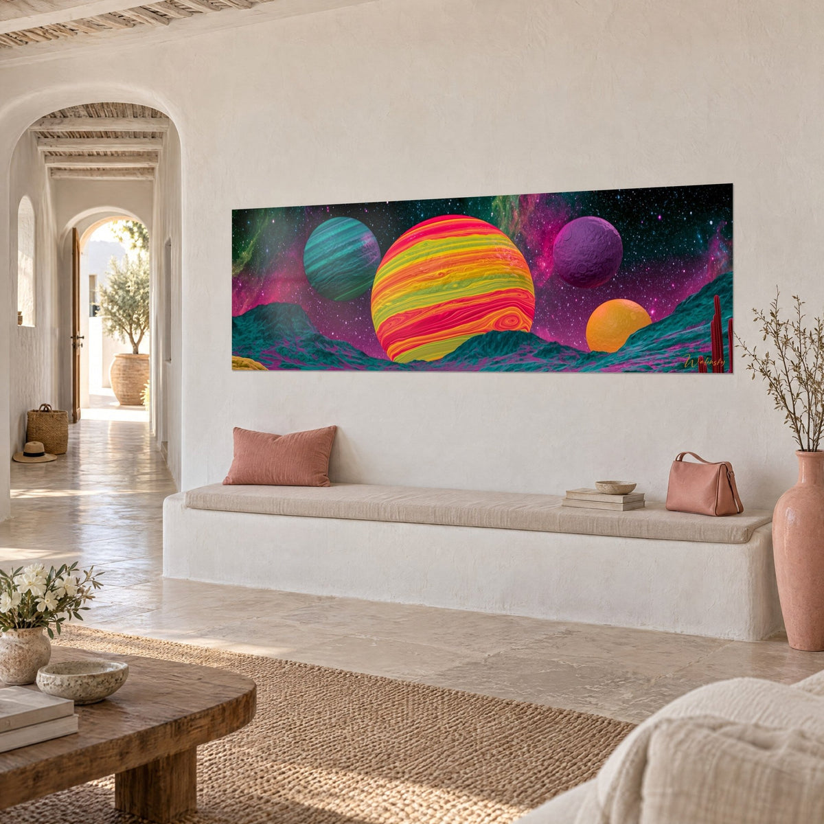 Gemälde einer orange-leuchtend und anisgrün gestreiften Kugel, flankiert von purpurnen und bernsteinfarbenen Monden vor magentafarbenem Himmel, Sitzbank eines mediterranen Hauses
