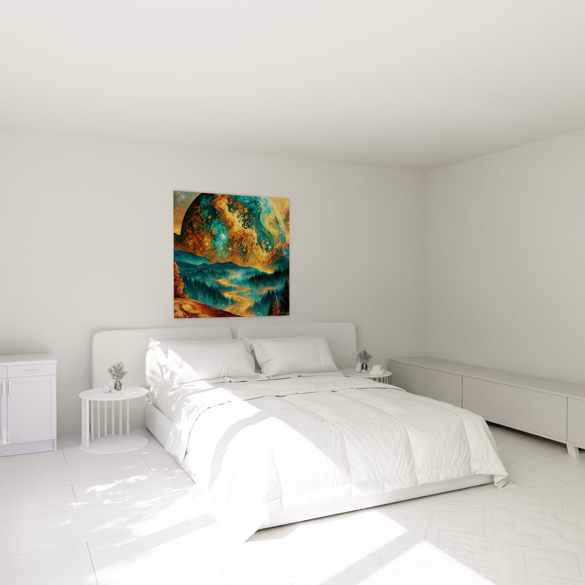 Astre doré et vallée boisée turquoise composant ce tableau Planète, accroché au-dessus d'un lit dans une chambre claire