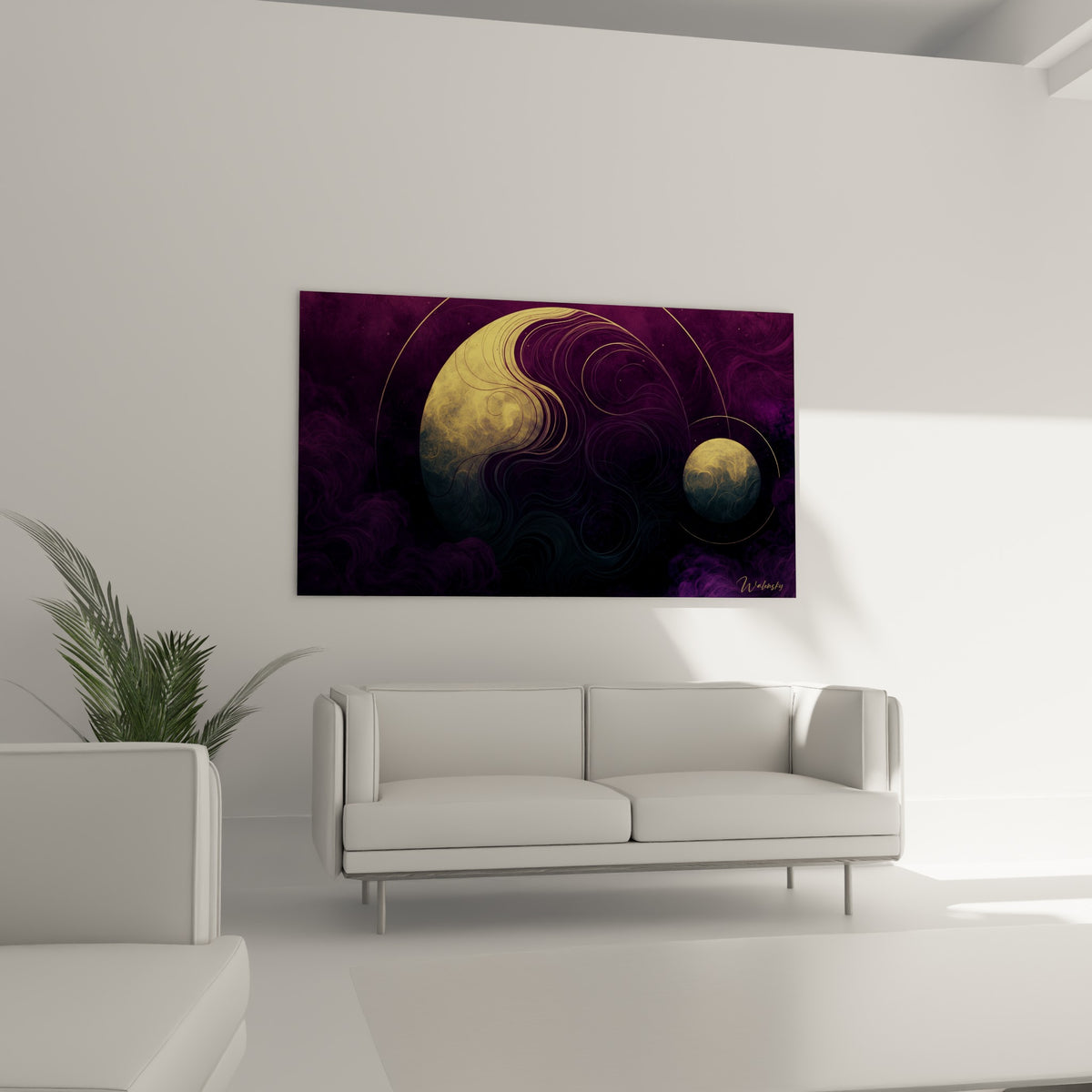Astre doré cerclé de lignes orbitales violettes placé au-dessus d'un canapé dans un salon lumineux