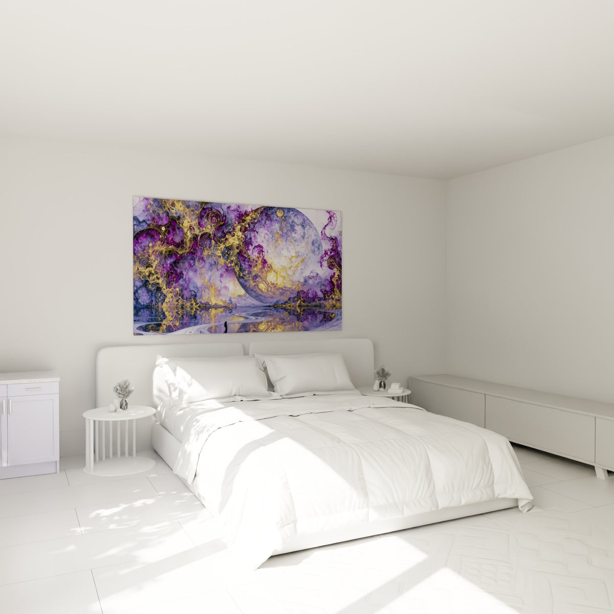 Astre violet aux volutes dorées, silhouette contemplative, accroché au-dessus d'un lit dans une chambre claire
