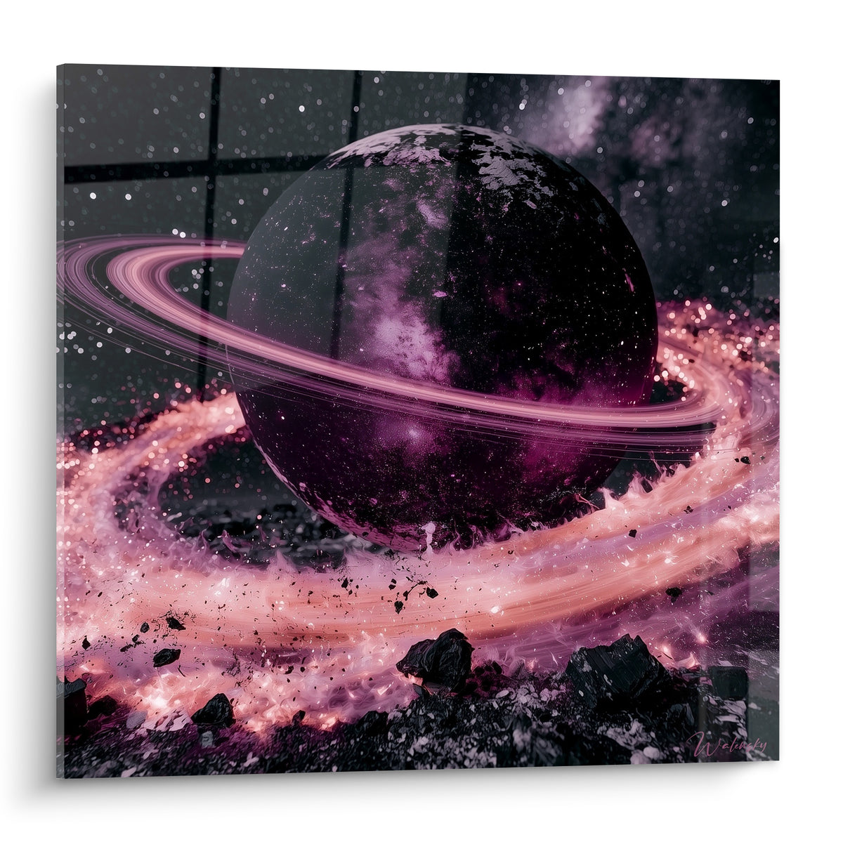 Planète anthracite aux reflets violets ceinturée d'un anneau rose et doré incandescent