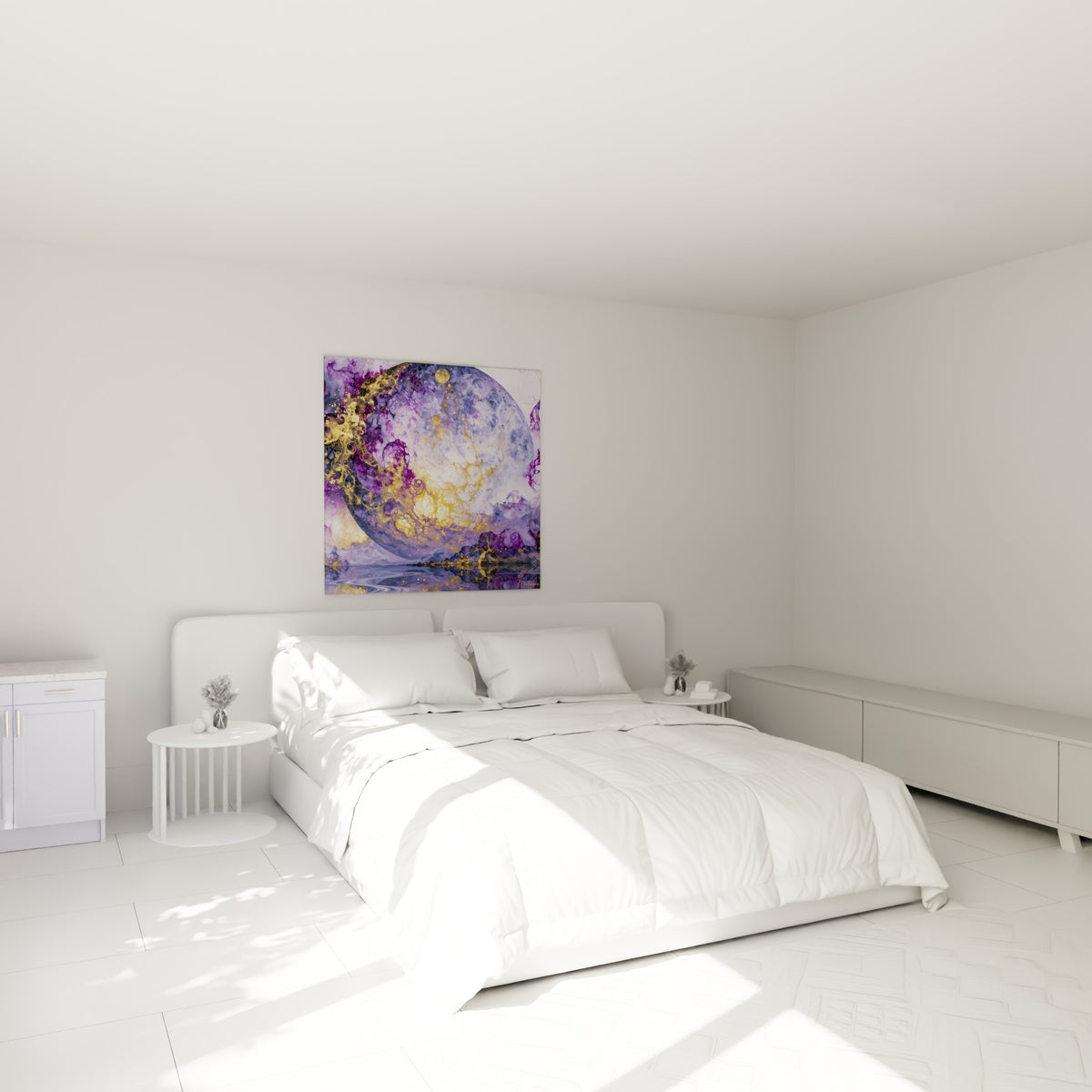 Sphère violette et dorée aux reflets marbrés, au-dessus d'un lit dans une chambre claire