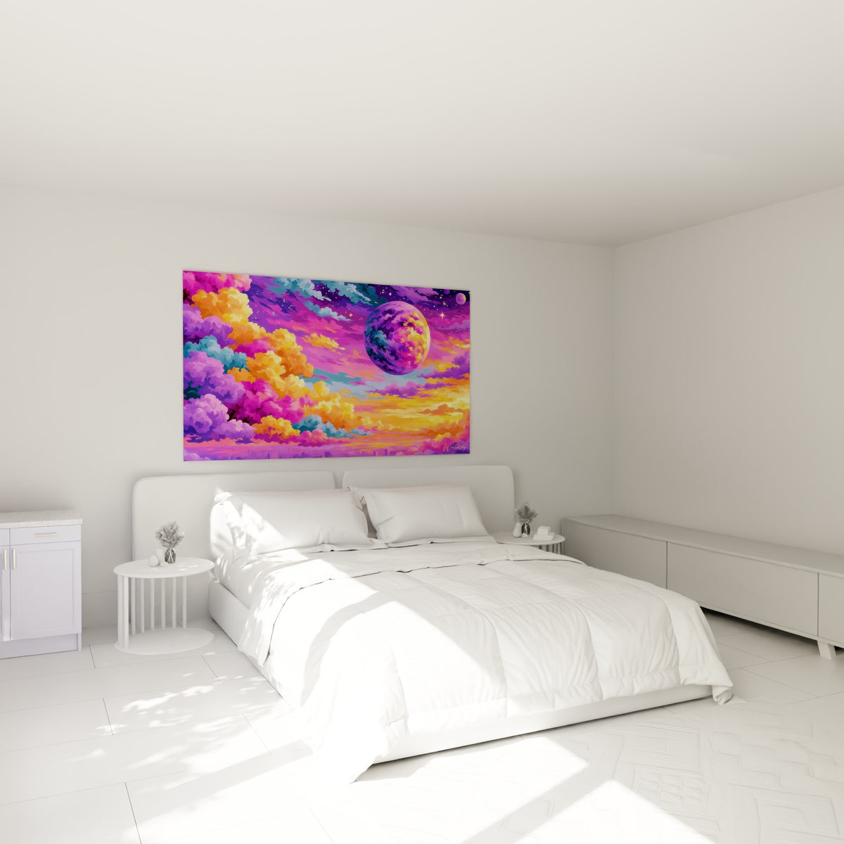 Sphère céleste violette et nuages dorés accrochée au-dessus d'un lit dans une chambre claire
