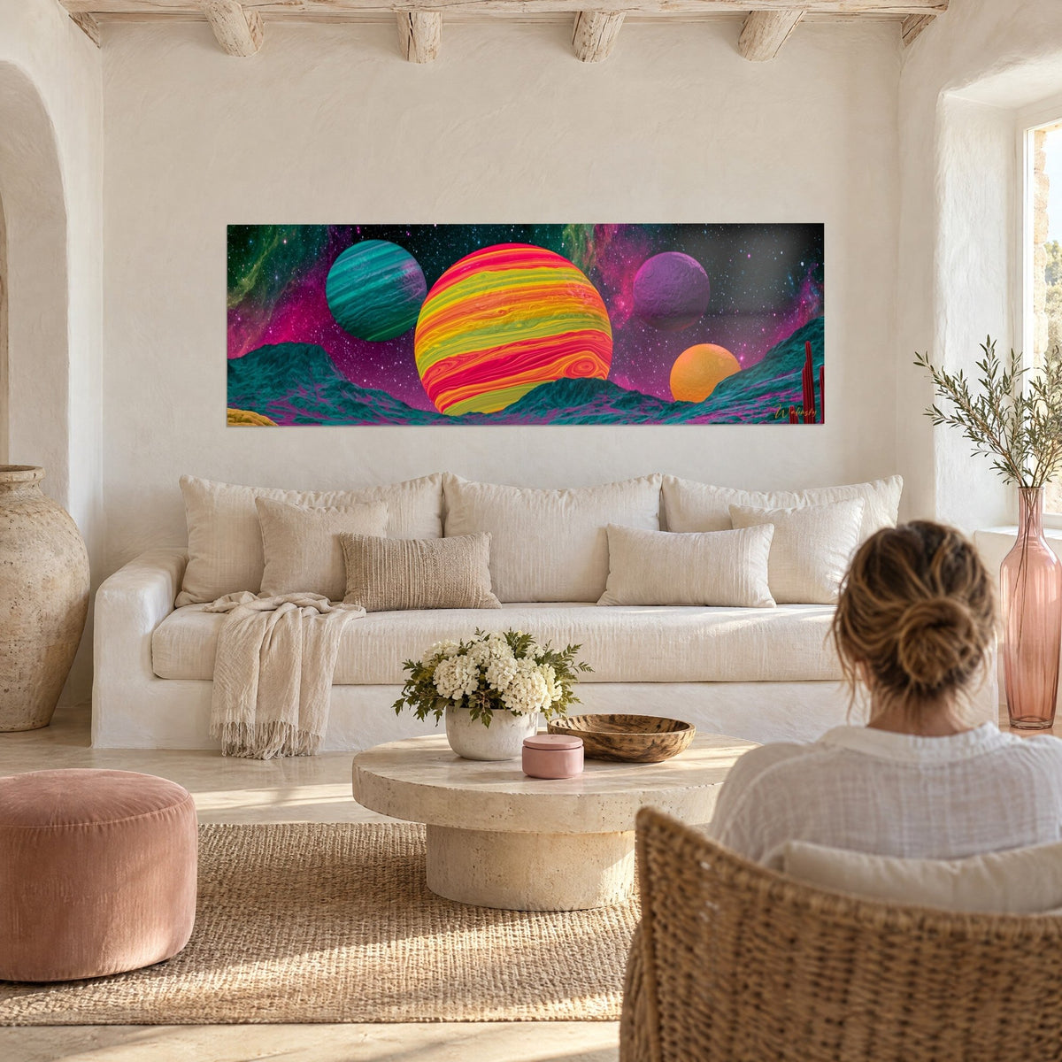 Gemälde einer riesigen Planeten, orange und gelb gestreift, violett-türkise Monde, rote Kakteen, über einem Sofa in einem hellen Wohnzimmer