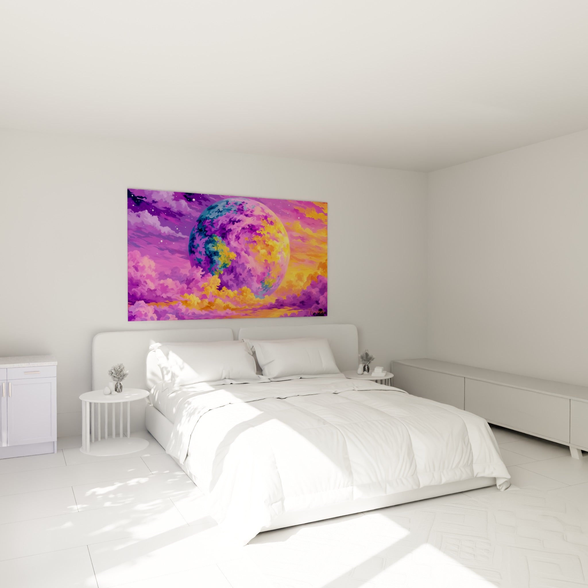 Astre mauve et doré aux volutes cosmiques, accroché au-dessus d'un lit dans une chambre claire