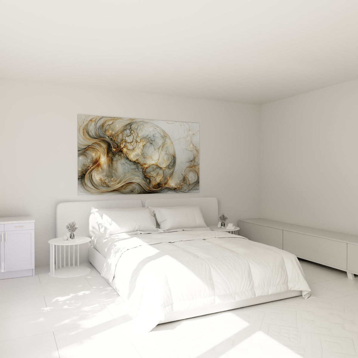 Sphère cosmique dorée et anthracite aux volutes fluides, accrochée au-dessus d'un lit dans une chambre claire