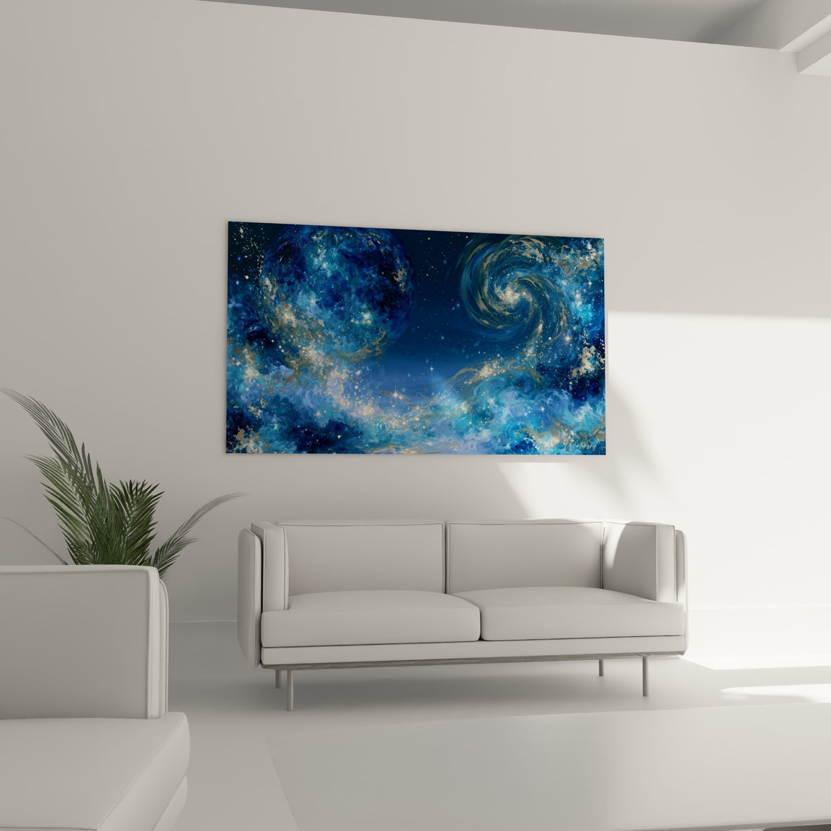 Vortex étoilé bleu azur et doré, œuvre cosmique placée au-dessus d'un canapé dans un salon lumineux