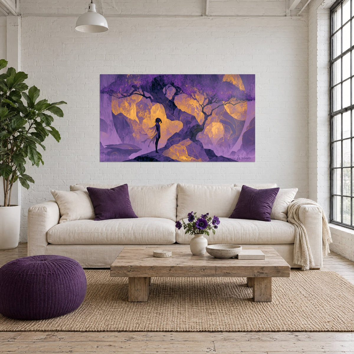 Quadro sagoma slanciata sotto un albero viola dai riflessi dorati, rocce malva, sopra un divano in un soggiorno luminoso