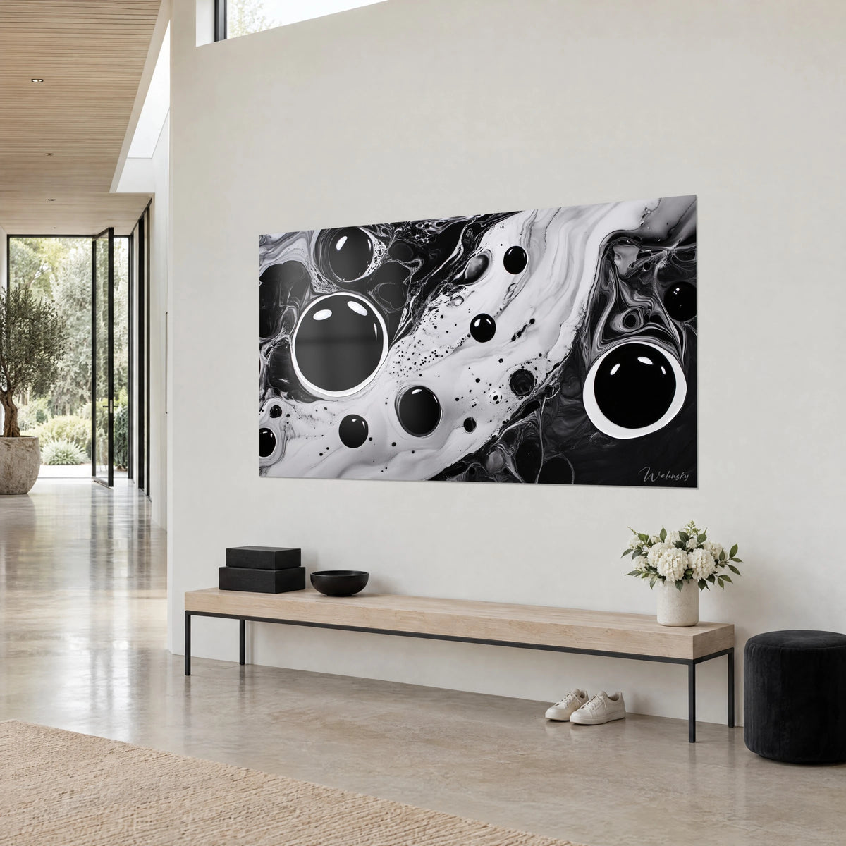 Gemälde mit dunklen Planeten, die auf perlgrauem Milchgrund schweben, schwarze Schlieren und verstreute Tröpfchen, aus Dreiviertelperspektive neben einer Holzbank in Hellbraun