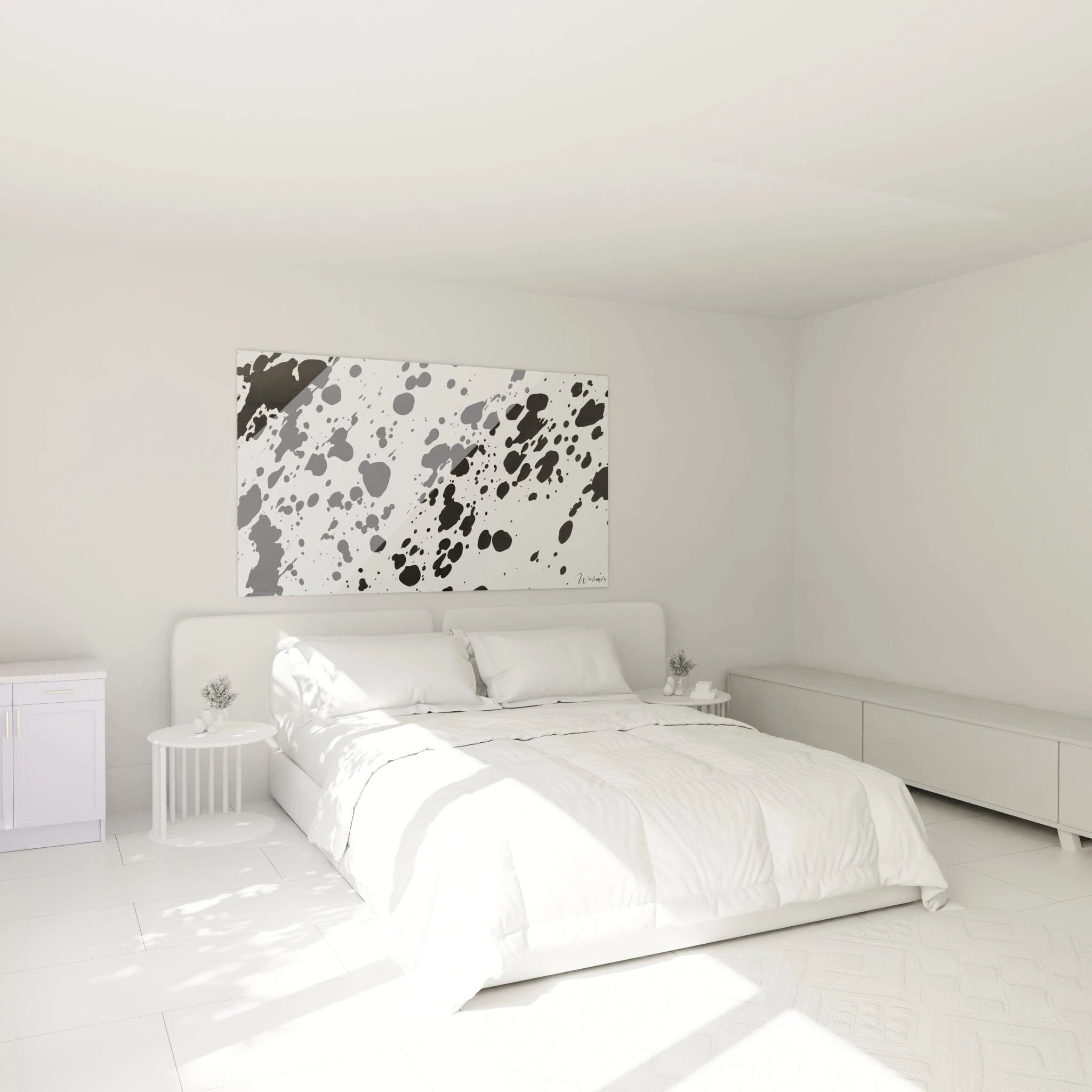 Tableau tacheté noir et blanc Walensky accroché au dessus d'un lit dans une chambre lumineuse