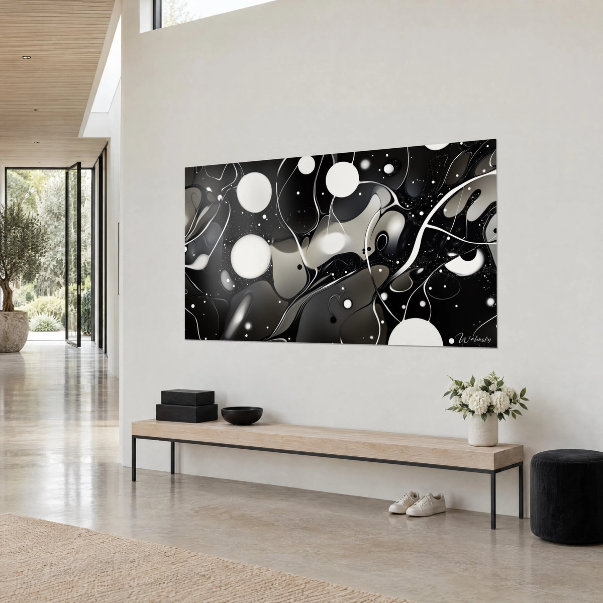 Quadro plasma maculato con bolle avorio e velature antracite, sinuose linee bianche, su una parete beige di una casa d'architetto