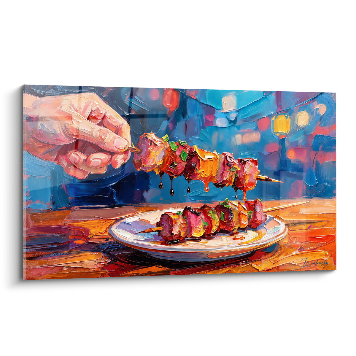 Tableau brochette grillée tenue à la main, sauce ocre coulante sur fond bleu marine nocturne.