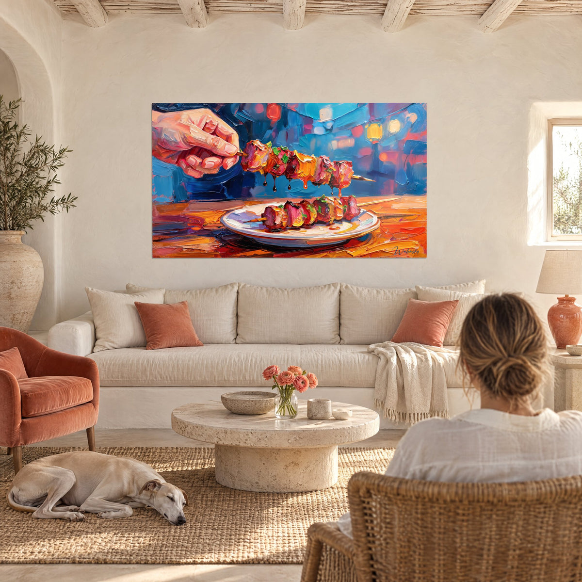 Tableau brochette grillée nappée de sauce, bleu nuit et orange ambré, au-dessus d'un canapé dans un salon lumineux