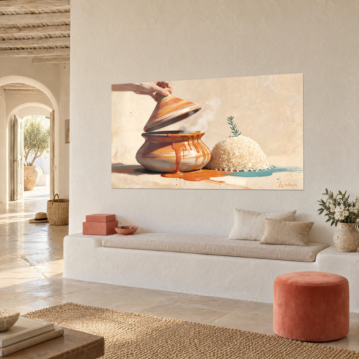Tableau main soulevant un couvercle de terre cuite rayé de corail et d'ocre, sauce orange, sur un mur blanc d'une maison méditerranéenne