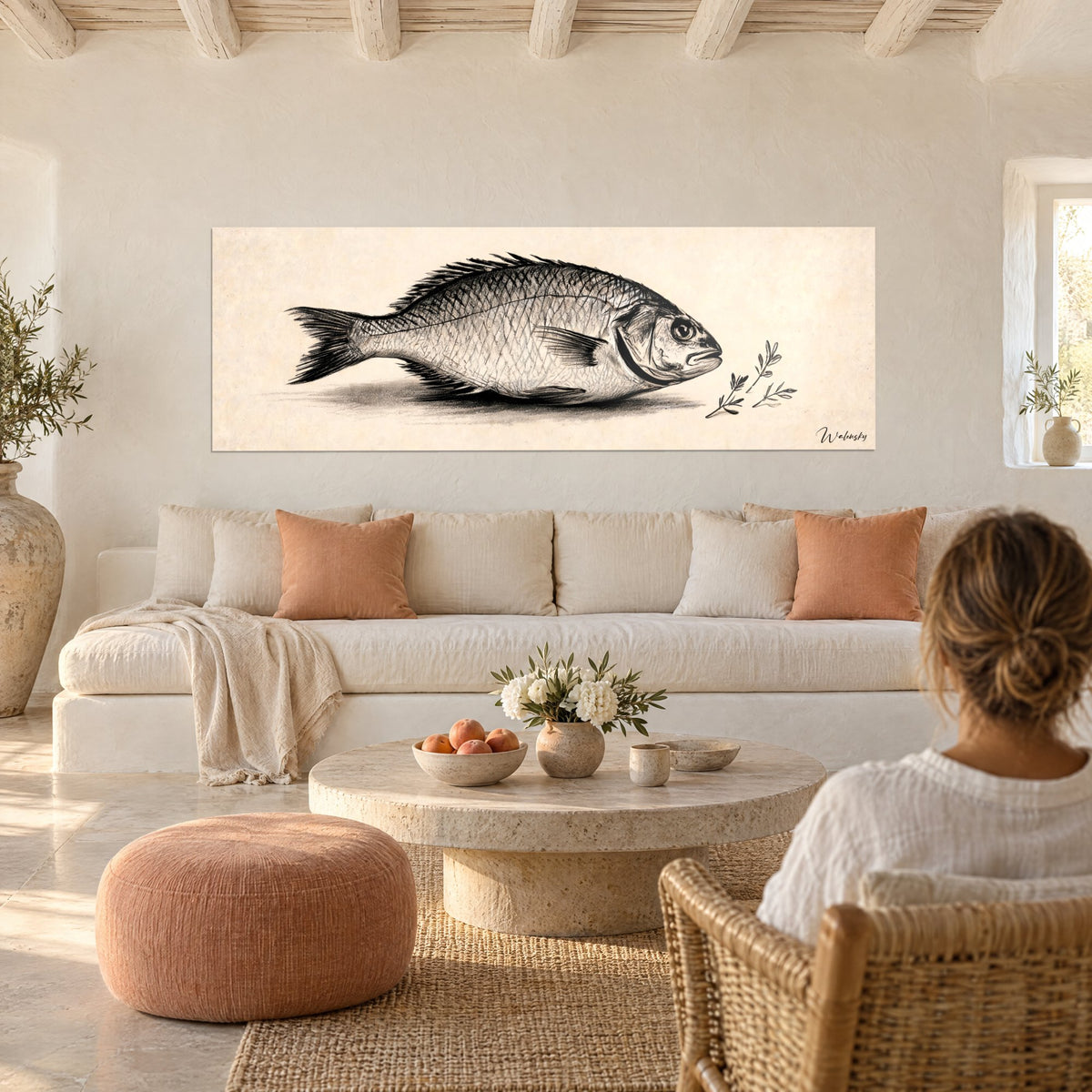 Tableau daurade au crayon noir et gris, écailles finement hachurées sur fond ivoire, au-dessus d'un canapé dans un salon lumineux