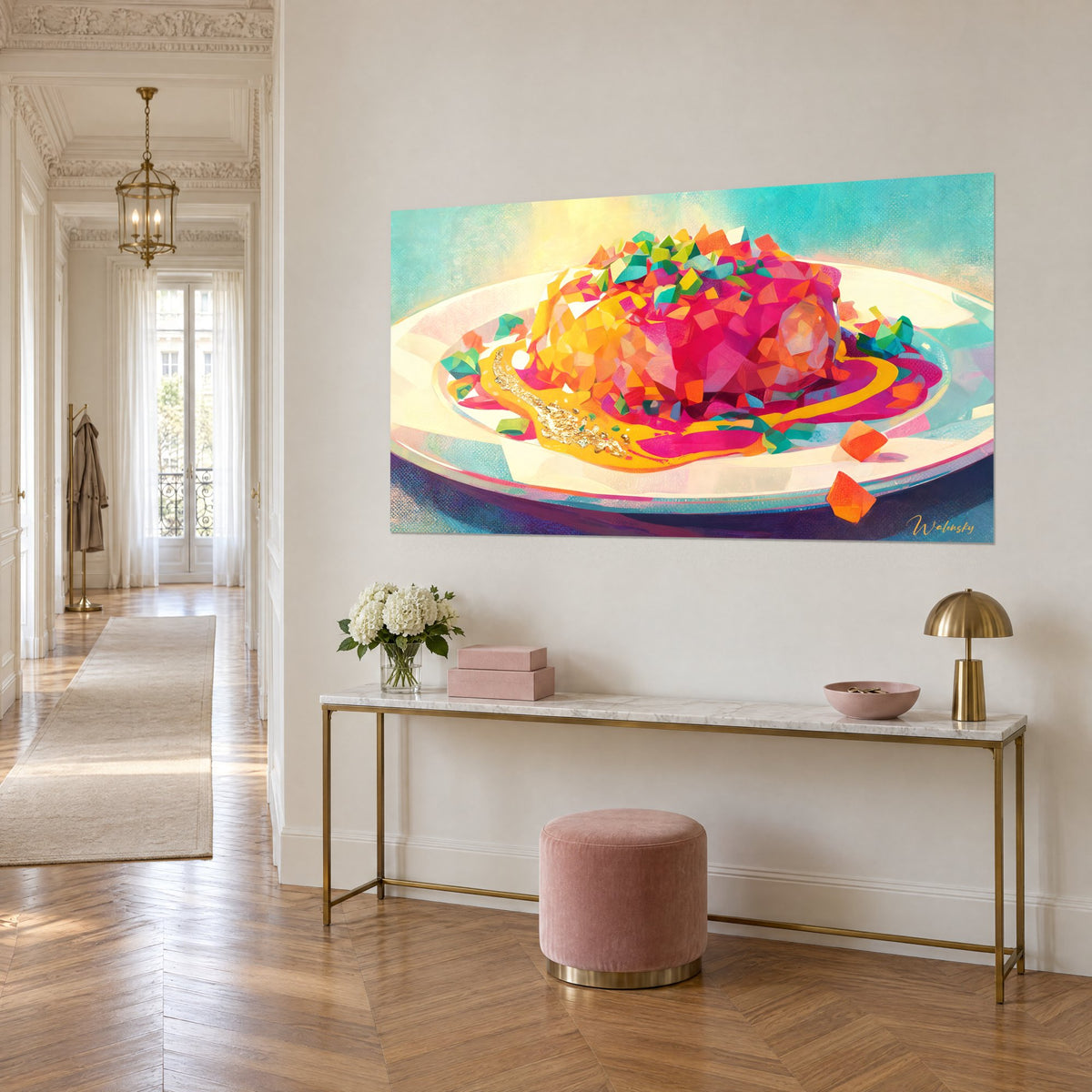 Tableau mets en mosaïque de facettes orange et turquoise sur assiette ivoire, coulée dorée, accroché au-dessus d'une console, entrée haussmannienne