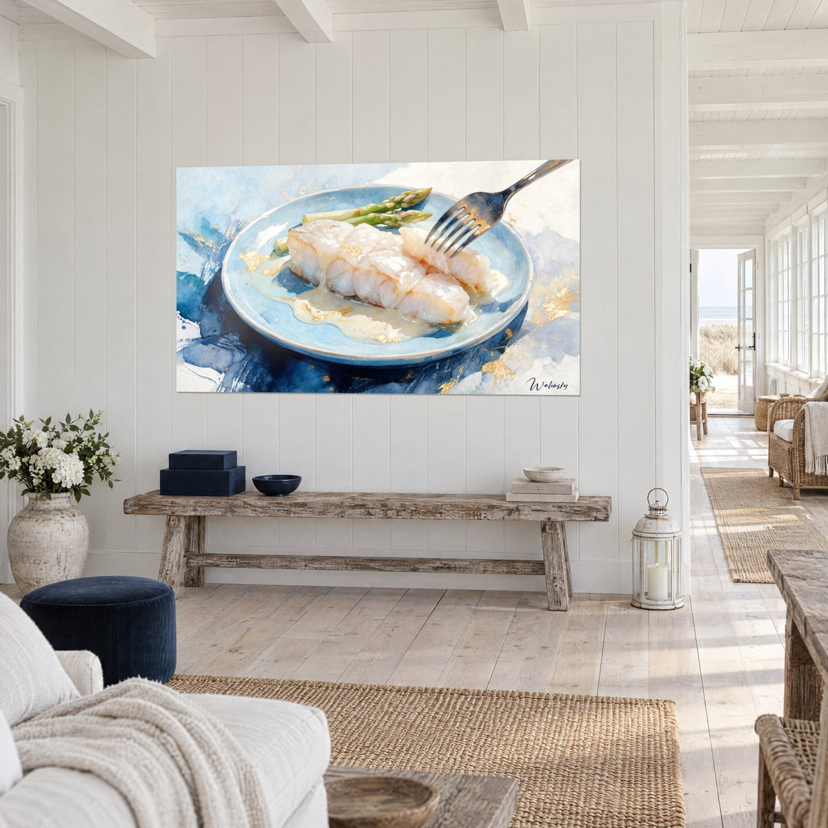 Tableau assiette azur garnie de filet de poisson ivoire, asperges vertes et sauce crème, en vue de trois-quarts dans la maison de bord de mer