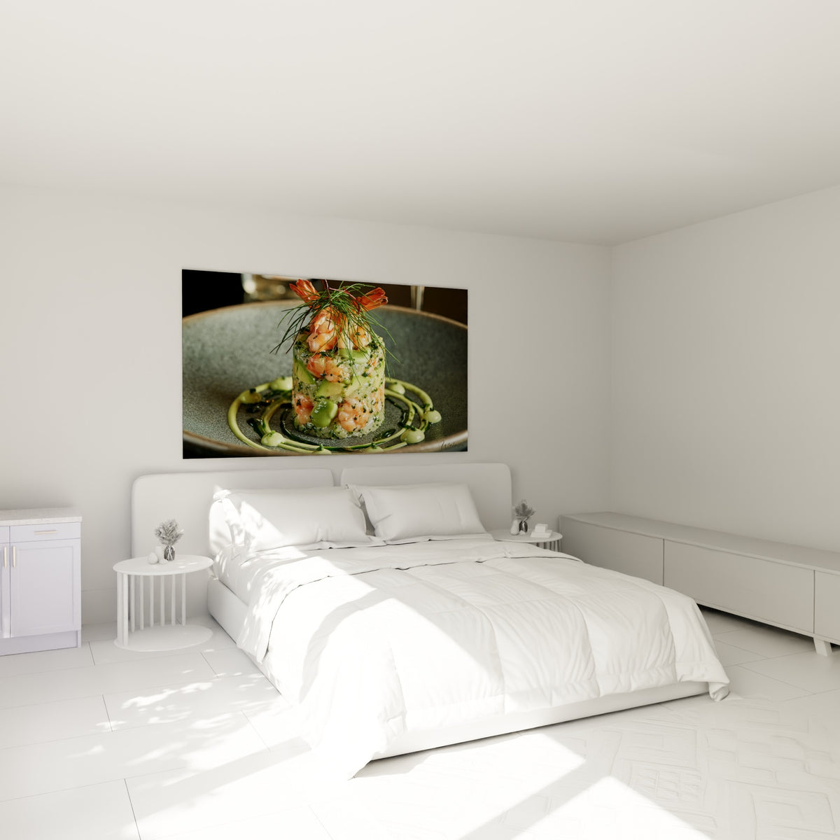 Crevettes roses et sauce vert sauge composant un tartare gastronomique au-dessus d'un lit dans une chambre claire