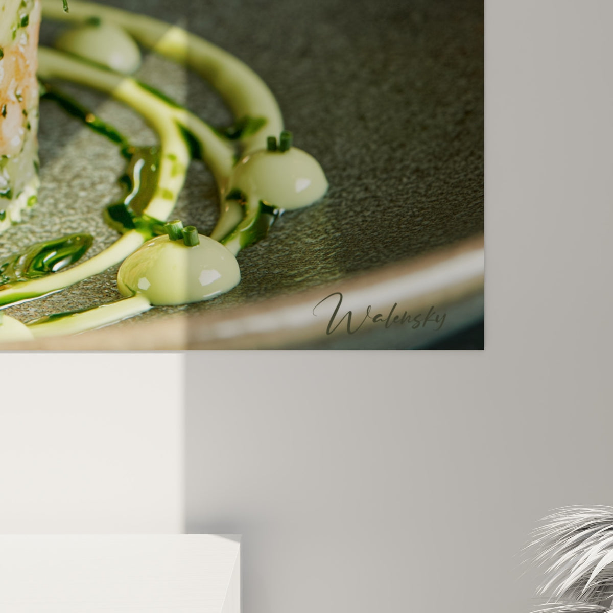 Détail du tartare de crevettes montrant le grain du riz, les touches vert sauge et les reflets rose corail de la carapace