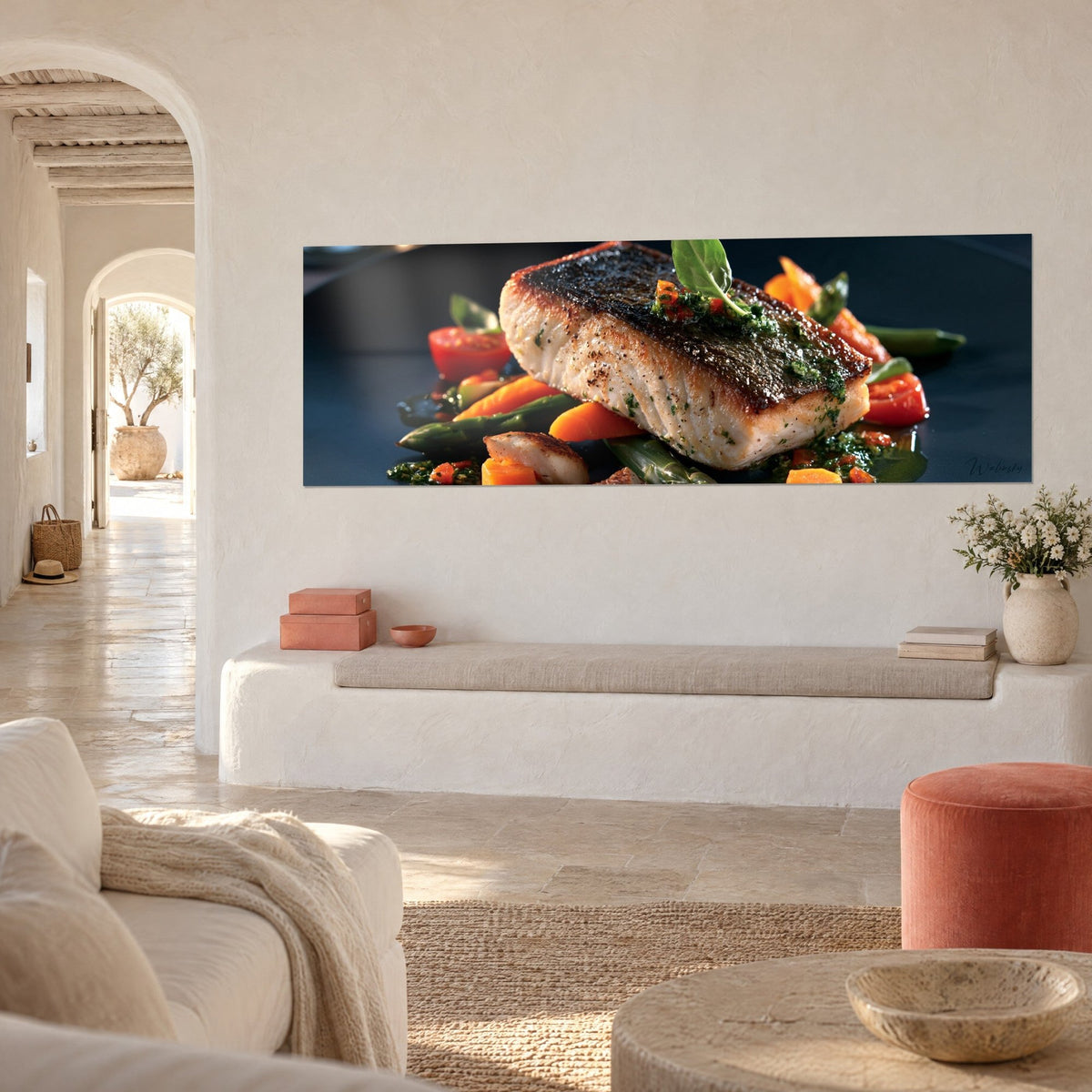 Tableau panoramique d'un pavé grillé doré, asperges vert tendre et feuille de basilic sur fond bleu nuit, mur blanc d'une maison méditerranéenne