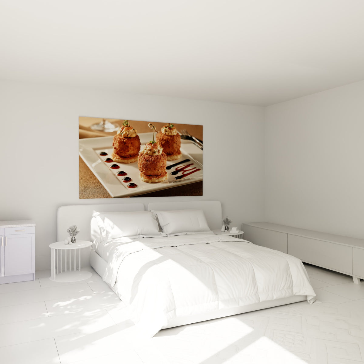 Croquettes panées dorées et sauce brune sur assiette blanche, au-dessus d'un lit dans une chambre claire
