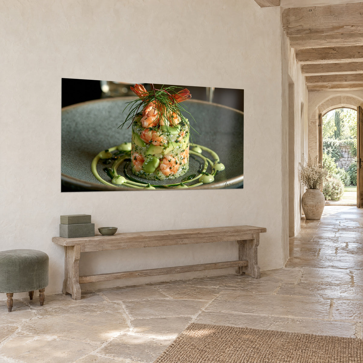 Tableau timbale d'avocat et crevettes orangées, coulis vert tilleul, vue de trois-quarts dans un couloir de pierre