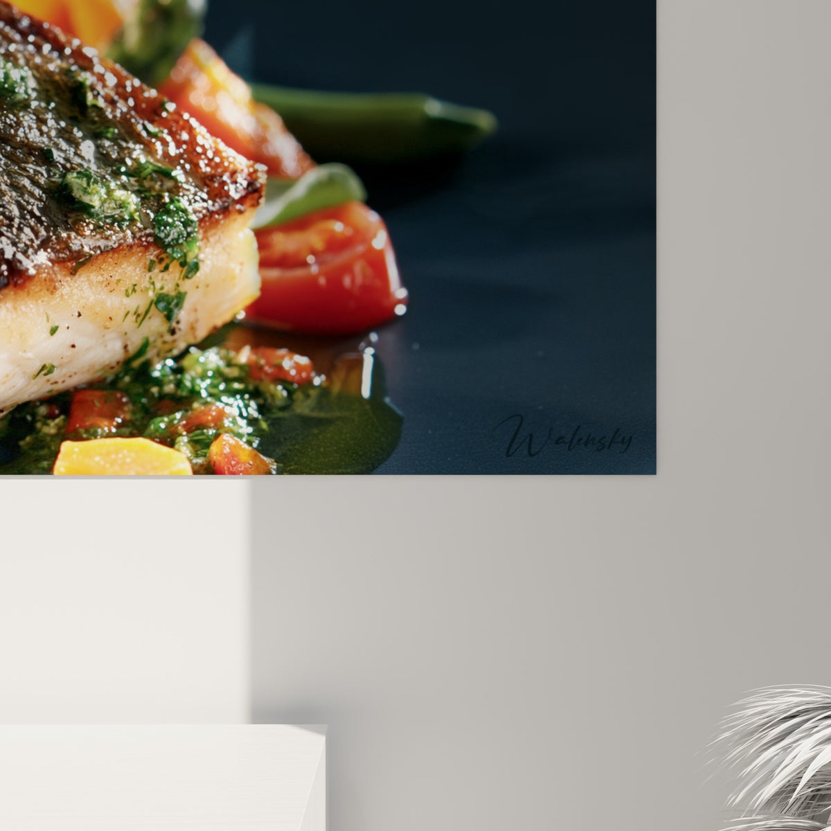 Peau caramélisée du filet, grain texturé brun doré et coulures vertes visibles de près sur la toile