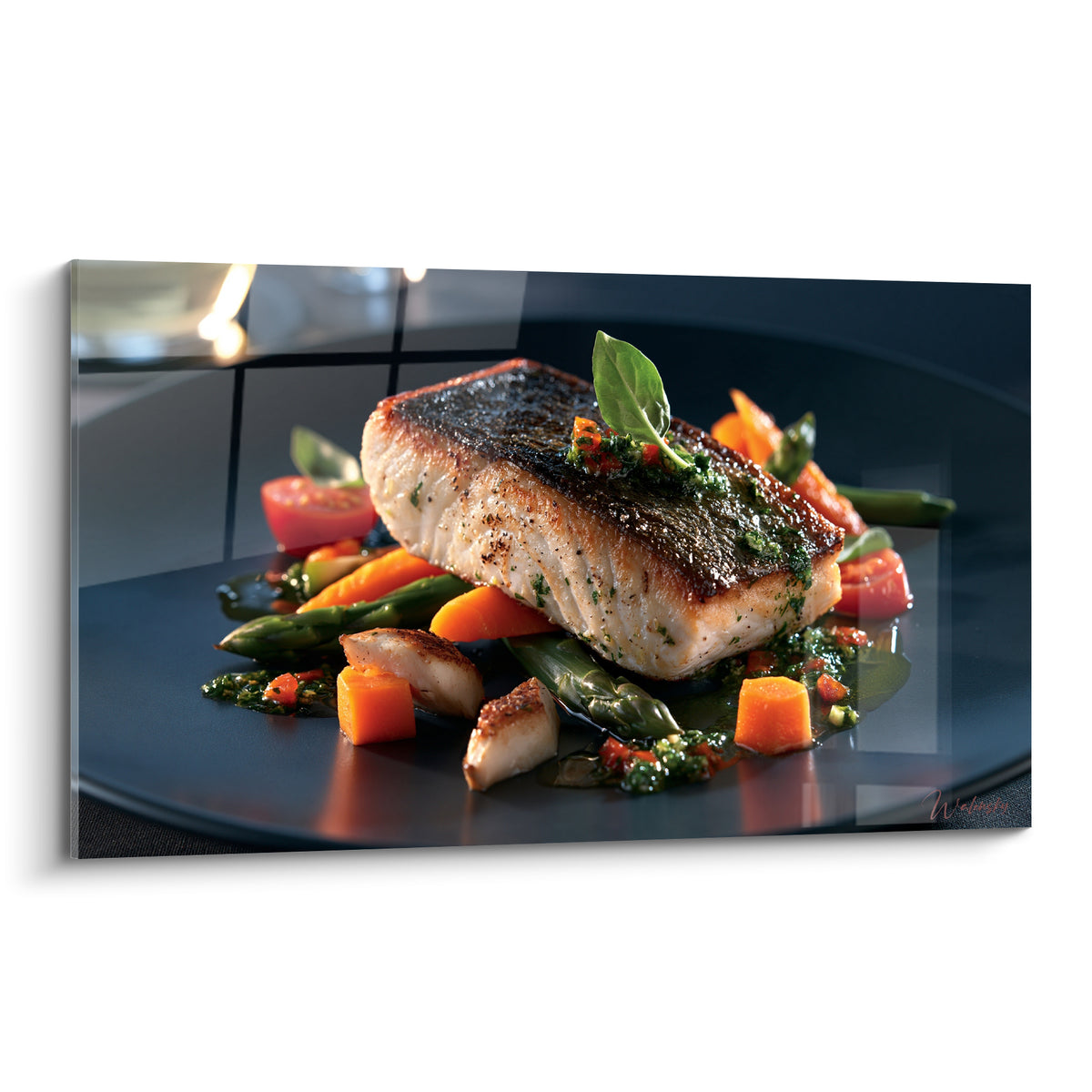 Pavé de poisson grillé noir et blanc sur assiette anthracite avec légumes orangés et sauce verte