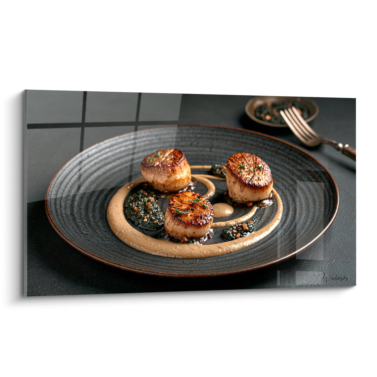Trois Saint-Jacques dorées sur assiette anthracite, spirale de sauce beige crémeuse et herbes vertes