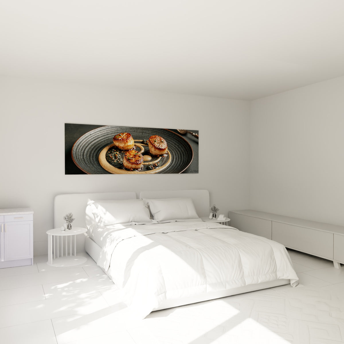 Coquillages caramélisés et sauce ambrée sur fond noir, tableau plat gastronomique au-dessus d'un lit dans une chambre claire