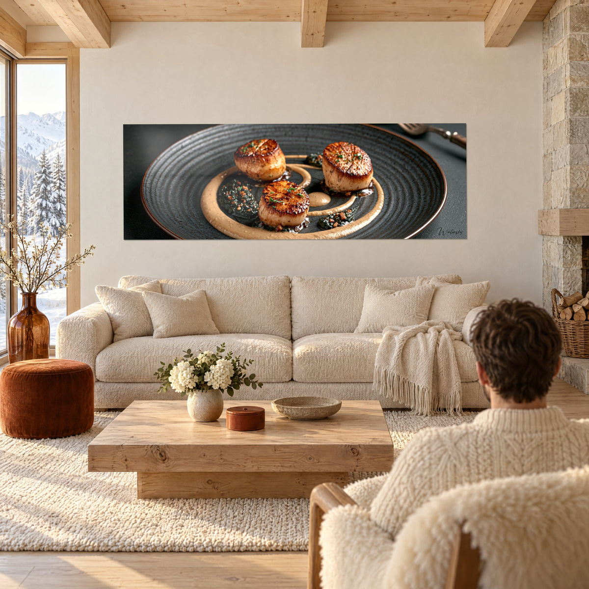 Gemälde goldbraun gebratener Jakobsmuscheln, karamellfarbene Kruste und beige Cremesauce auf anthrazitfarbenem Teller, über einem Sofa in einem hellen Wohnzimmer