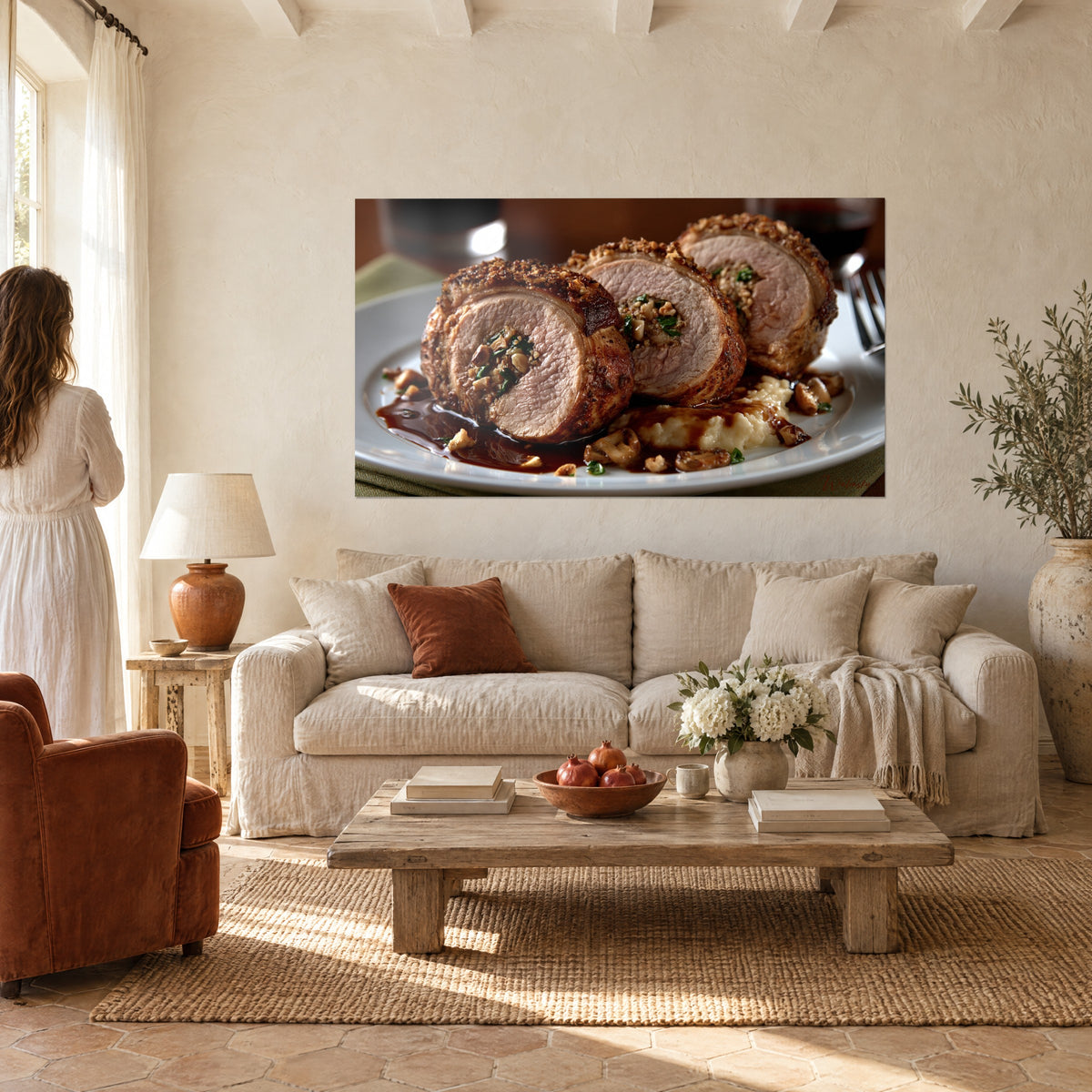 Tableau filet mignon roulé en tranches rosées, croûte de noisettes dorée, jus brun, au-dessus d'un canapé dans un salon lumineux